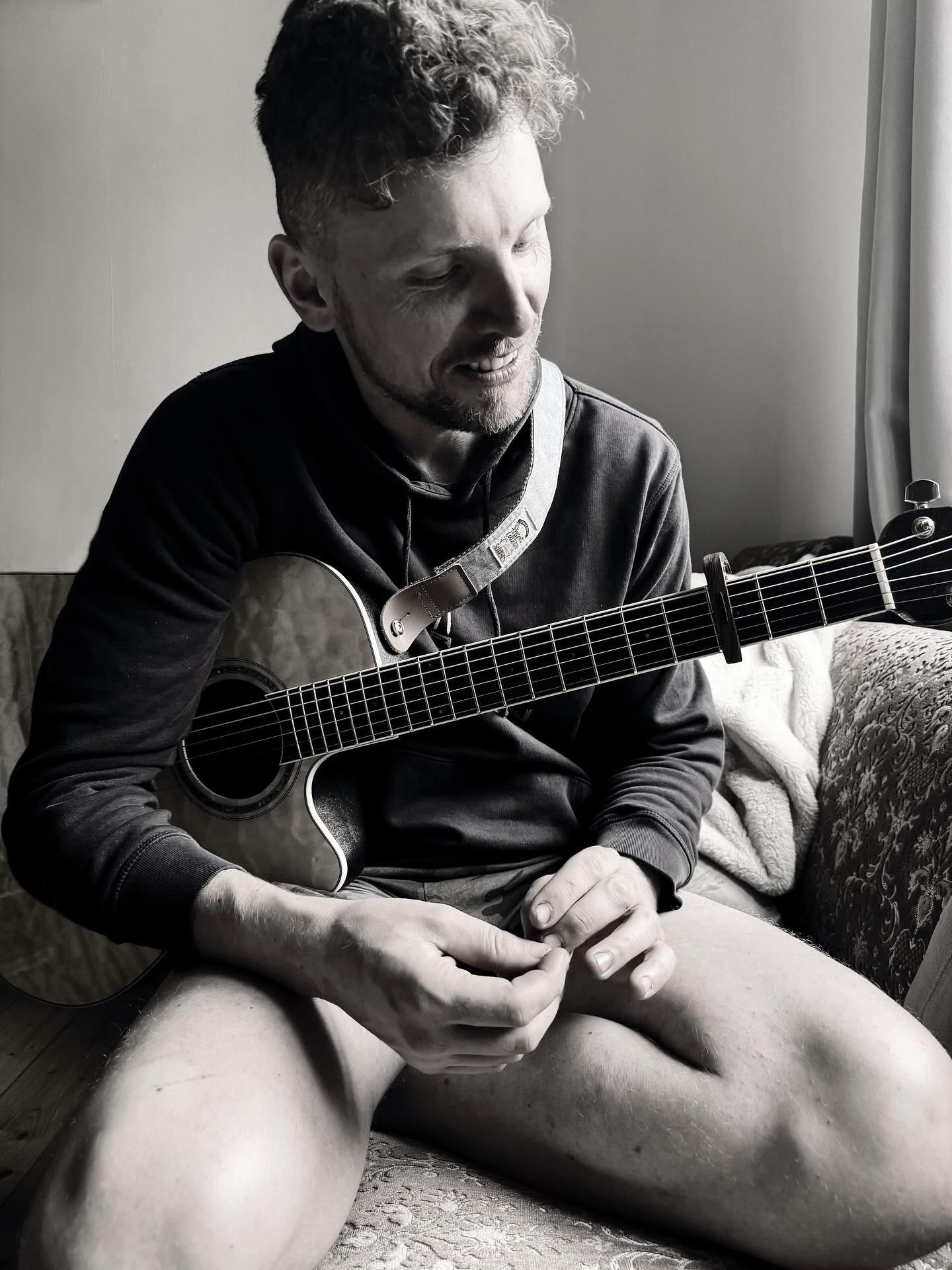 #happybirthday lieber @timon_walther - #wieschön dass es dich gibt!
irgendeiner muss ja hier #älterwerden und das ist #selbstverständlich nicht @franzi_van_houdt #😉
#herzlichenglückwunsch #🍀 #🎂 #🎉
hier zwei #schnappschüsse unserer aktuellen #proben - wir begrüßen das neue lebensjahr mit #ideen - neuen #songs und #arrangements #🎸 #🎹 #🎤
wir #hören uns und #wirsehenuns hoffentlich ganz bald #🫶
#duo #acoustic #acousticguitar #acousticmusic #musician #verfuehlt #musiker #gitarre #rehearsals #inthemaking