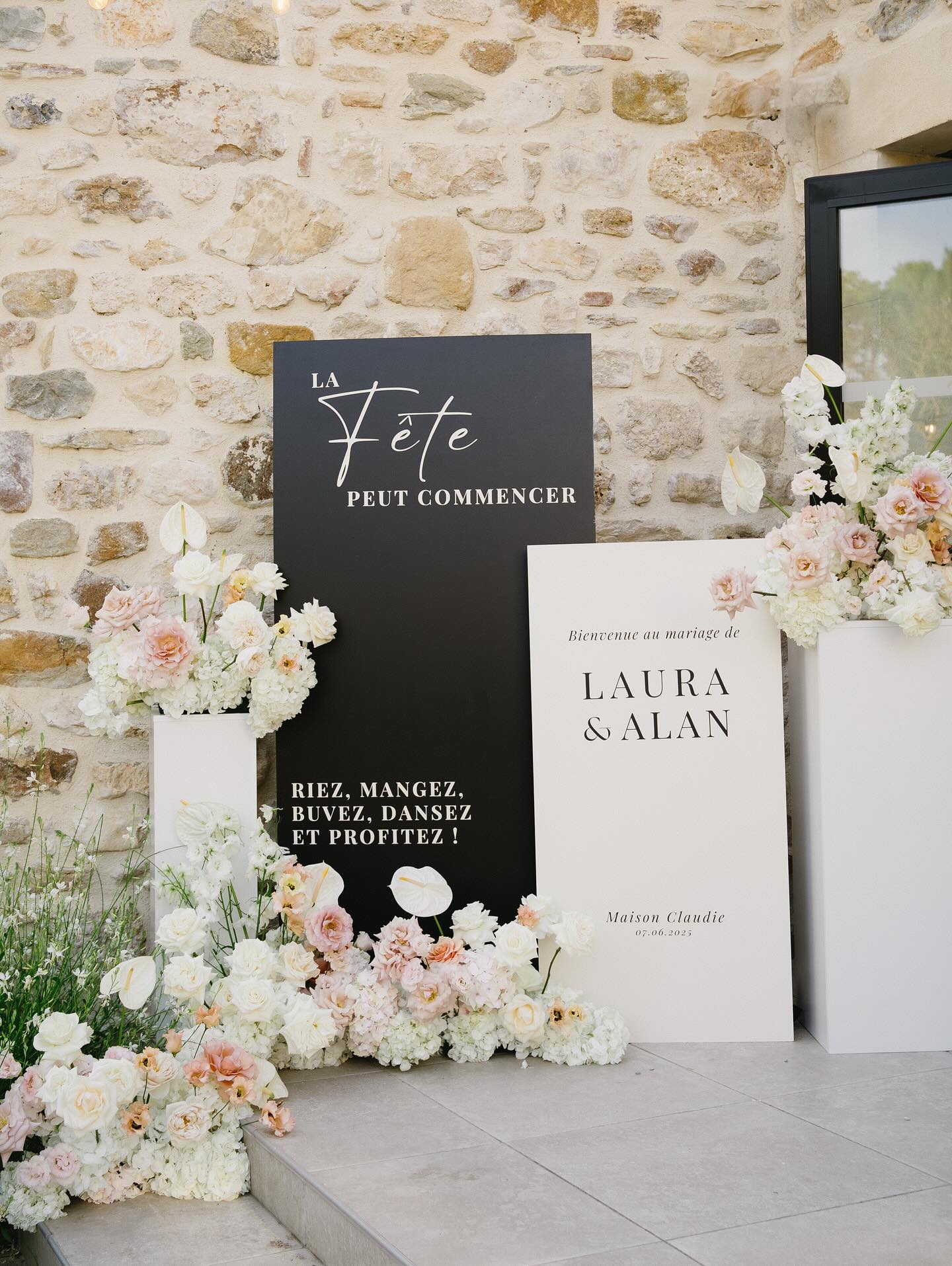 Une scénographie d’accueil pensée pour marquer les esprits dès les premiers instants 🖤🤍
Des panneaux sur-mesure, une typographie soignée et une harmonie parfaite avec la décoration florale réalisé en collaboration avec @maison_dcm_ : chaque détail a été imaginé pour refléter l’univers des mariés et accueillir leurs invités avec élégance.
Vous aussi, créez une ambiance unique dès l’arrivée de vos invités !
📩 Pour toute demande : contactez-moi en DM
#SignalétiqueMariage #DécorationMariage #PanneauxDeMariage #ScénographieDeMariage #MariageÉlégant #WeddingSignage #DesignMariage #MariageSurMesure
WP : @annecwedding
Lieu : @maison.claudie
Photographe : @laurineblly