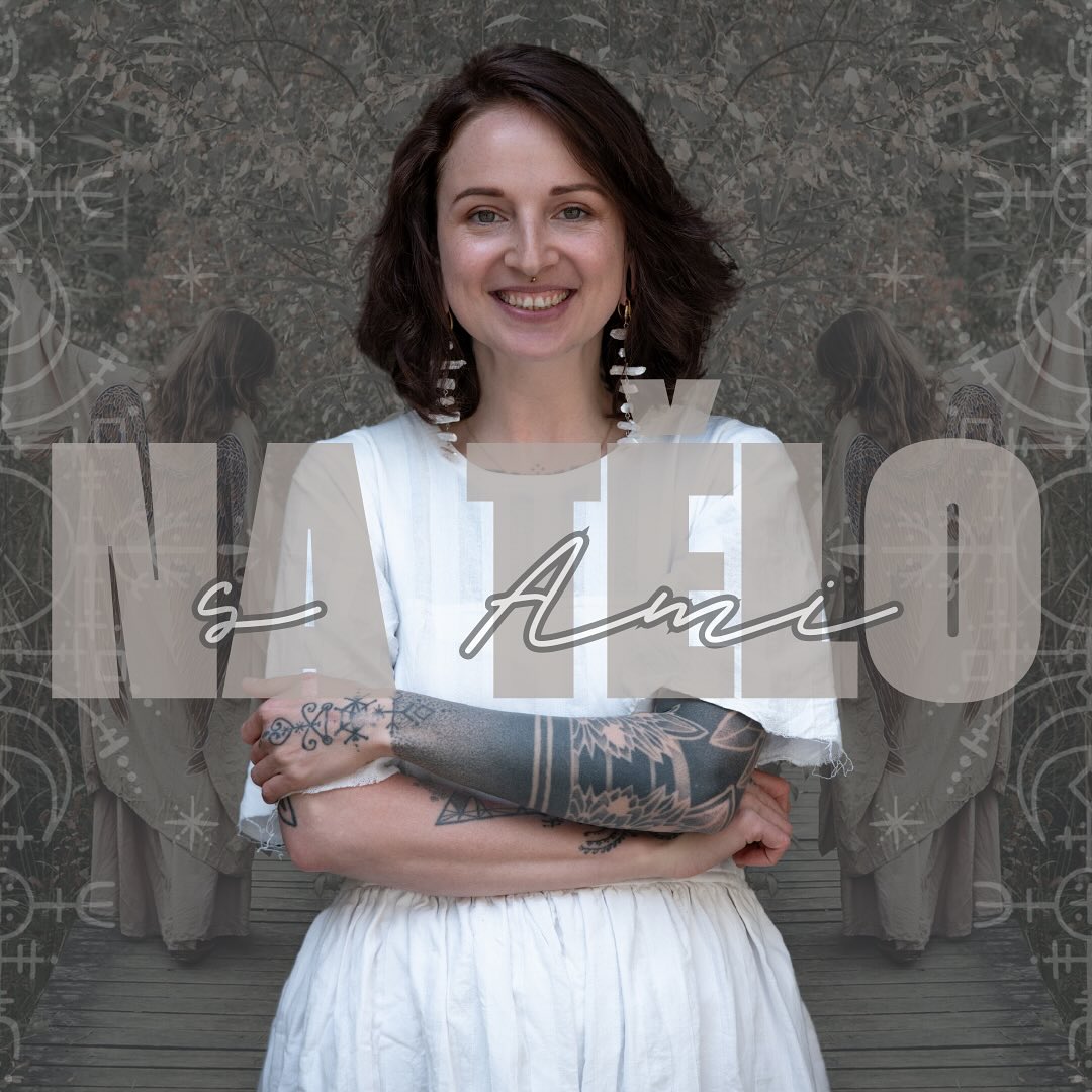 ✨ NOVÝ PODCAST "NA TĚLO" JE VENKU ✨
Nejdřív to přišlo jako tiché volání, které jsem nakonec proměnila v realitu a nemůžu se dočkat na všechny témata, které to sebou přinese...
Po 15 letech jako tatérka s vámi sdílím svůj pohled na tetování jako hluboký přechodový rituál.
V prvním díle odkrývám, proč tetování nikdy nebylo jen obrázkem na kůži a co všechno ovlivňuje váš vztah k němu:
• Proč záleží na umístění
• Jak vybrat tatéra/tatérku
• Co dělá symbol skutečně silným
Proč některá tetování "fungují" a jiná ne? Poslouchej na Spotify - odkaz v bio.
Napiš mi do komentářů, jaká témata tě zajímají nebo koho bys ráda slyšela jako hosta v dalších epizodách!
#vedometetovani #natelo #podcast #ritualnitetovani