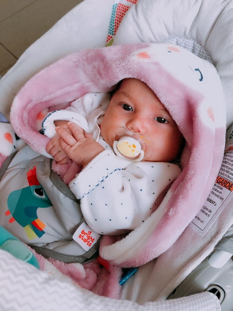 Leonor estará de cumpleaños este mes…
A veces cuesta recordar lo que pequeña que fue. Una niña que nació sana y feliz, pero a la que la vida la haría enfrentarse a tantas cosas difíciles que de pensarlo se me hiela el corazón
Mi niña fénix brilla más allá de cualquier diagnóstico y mi mayor consuelo es que sigue siendo tremendamente feliz
Una niña llena de sueños y sonrisas, abrazos y esperanzas…
Emperor nos espera como una promesa de vida, quiero creer que algún día Leonor podrá leer este diario virtual y verá cómo miles de personas nos sostuvieron en estos momentos tan difíciles
Gracias infinitas por estar aquí
Vamos Leonor, si tú resistes yo resisto ♥️