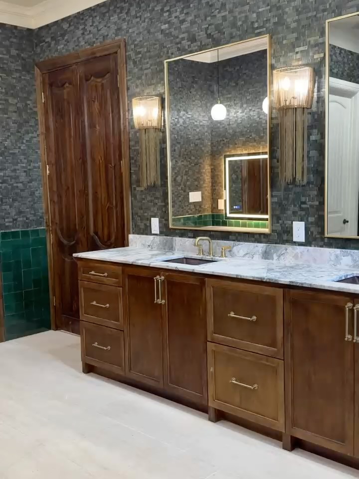 Obsessed with this custom micro shaker stain set! The bold and glamorous design is absolute perfection.🌲🛁✨
-
-
-
-
#zapatacustomcabinets #ZCC #Shaker #staingradecabinets #customcabinetry #DFW #microshaker #design #homeimprovement #dallasinteriordecor