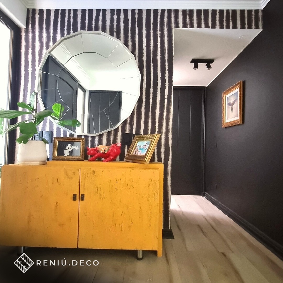 ✨ ¡Así transformamos este Hall de Entrada en Valle La Dehesa! Partimos desde cero, con un objetivo claro: lograr un espacio que sorprendiera al entrar. En pocos metros cuadrados, jugamos con contrastes y profundidad, donde el negro se volvió el gran protagonista, aportando elegancia y carácter.
Una entrada que ahora sí tiene presencia y estilo propio 🙌
🖼️ Cuadros: @papelpintado_chile
🔸 Asesoría: @reniudeco
📲 ¿Quieres transformar tu espacio también? Escríbenos al WhatsApp +56 9 9730 1385 para dudas o cotizaciones.
#reniu #decoracion #hallentrada #interioreschile #renovaciondeespacios #decoimpacto #hallmoderno #renueva #espaciosconestilo