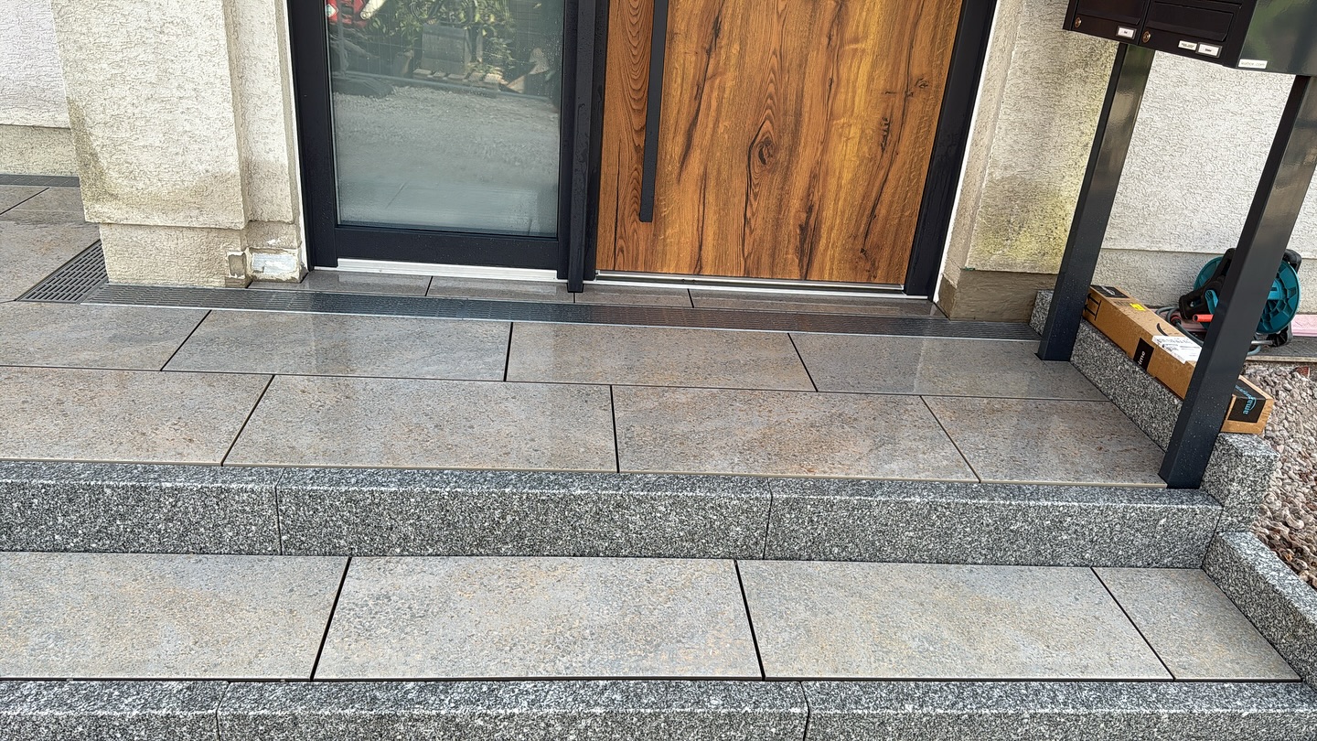 Ein paar Updates zu unserer derzeitigen Bsustelle. Nach einem Baustopp durch andere Gewerke konnten wir die Arbeiten wieder auf nehmen.
Wir haben die Tragschicht für die Pflasterfläche sowie der Rampe und des Podestes fertiggestellt. Hierfür verwenden wir ausschließlich Recycling-Schotter.
Der Diabassplitt dient uns als Bettungsmaterial/Ausgleichsschicht zwischen Tragschicht und Pflaster.
Das Podest, die Stufen und die Rampe wurden mit Granit-Leistensteinen eingefasst und mit Keramik Silver Sun 80x40x3 der Firma @emperorceramics belegt. Im gleichen Zuge wurde auch selbstentwässernde Fassadenrinnen eingebaut.
Nächste Woche geht es weiter mit den Pflasterarbeiten.
#gartengestaltung #galabau #emperoroutdoorceramic #kannbaustoffwerke #germaniaantikpflaster #silversun #naturstein