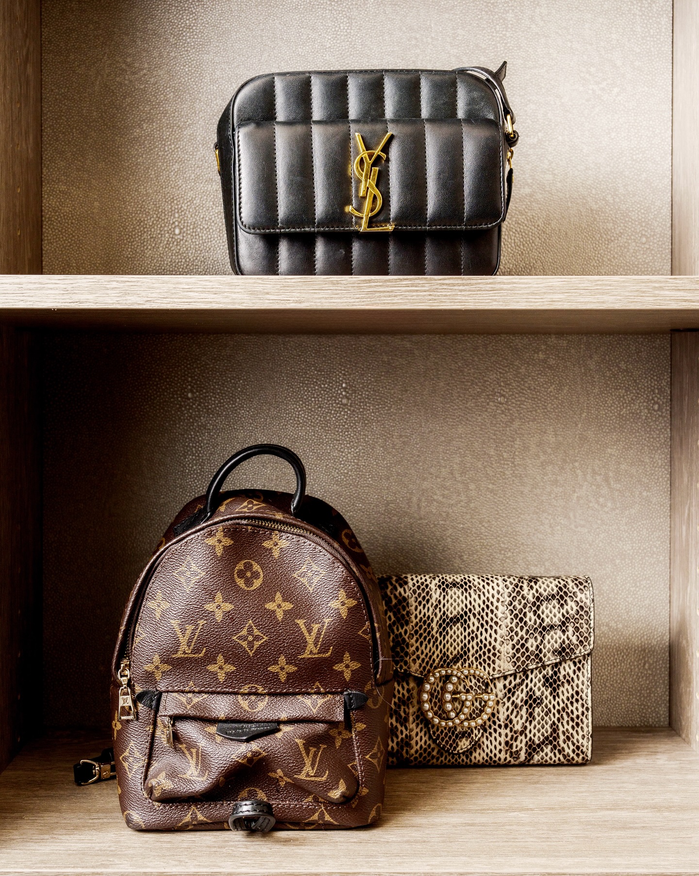 Leather backing in a closet brings depth, richness, and a designer level textured finish that makes the entire space feel curated not just storedâ¨
Would you go all in with full leather backing, or use it as an accent in key areas?
#ClosetDesign #LuxuryCloset #LeatherDetail #CustomStorage #ClosetInspo #DesignElevated