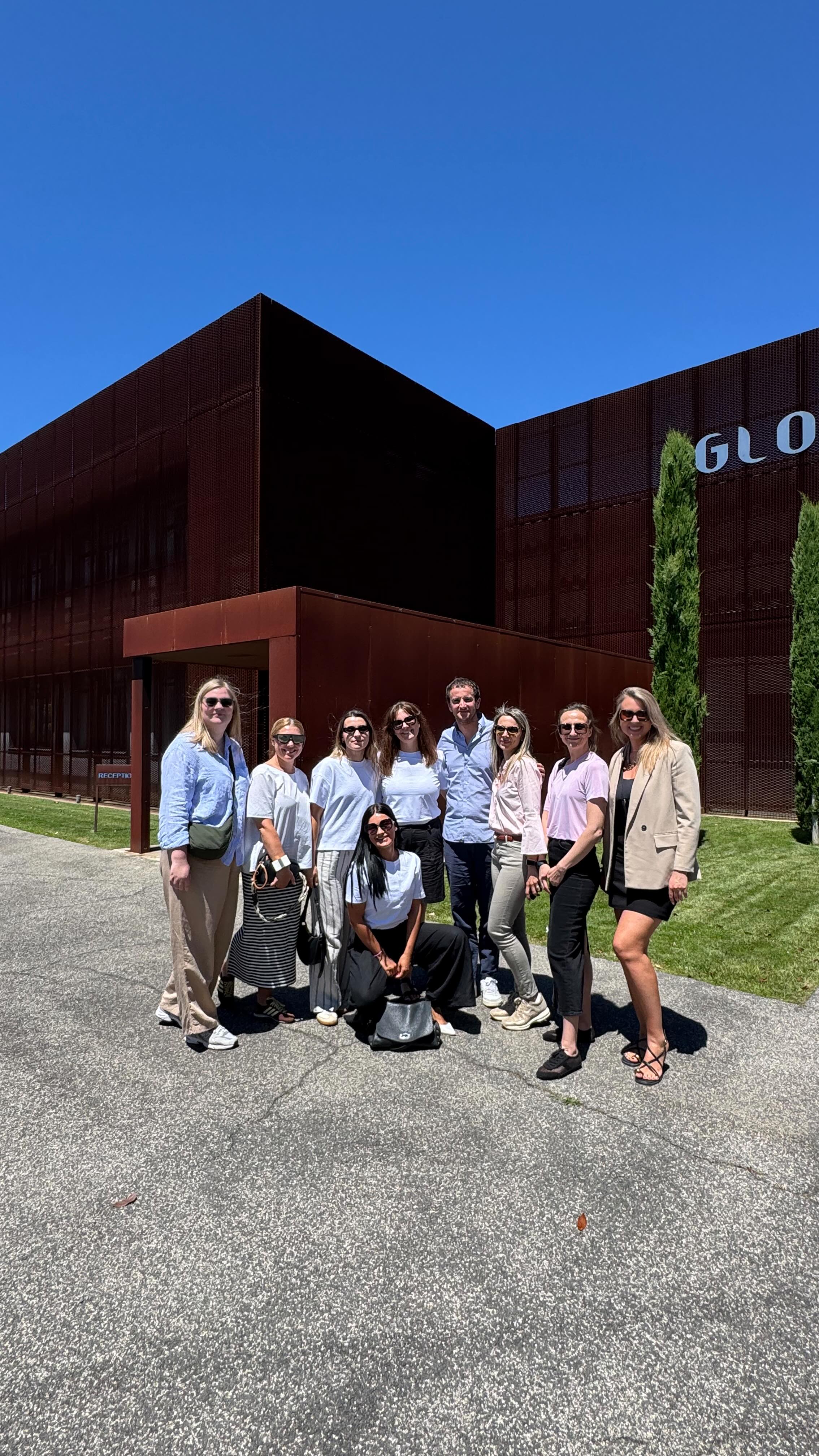 Ačiū @aquahome.lt už pasiūlymą ir galimybę apsilankyti bei iš arti pamatyti, kaip gaminami keramikiniai praustuvai bei kiti vonios gaminiai. Tai buvo ne tik įdomi, bet ir labai vertinga patirtis – pamatyti visą procesą nuo žaliavų iki galutinio produkto, tai leido geriau suprasti, kiek meistriškumo, kruopštumo ir inovacijų slypi už kiekvieno gaminio. @ceramica_globo dėkojame už šiltą priėmimą, galimybę apsilankyti Jūsų gamykloje bei showroom’e.
#interior #interjeras #interjerodizainas #interjeropaslaugos #interjerodetales #dizainas #architektūra