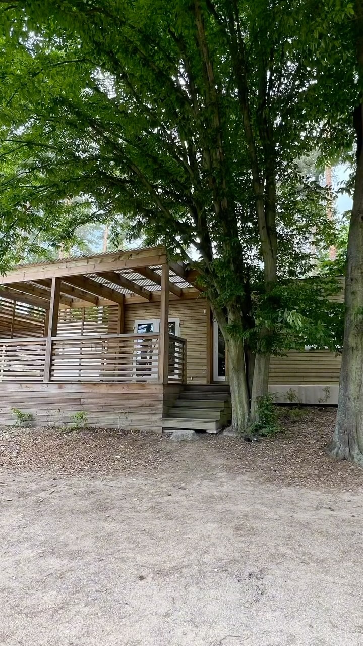 “I když se věnujeme převážně stavbám z masivního dřeva a přírodních materiálů, čas od času přijde výzva, která má jiný charakter. Tak vznikl tento jednoduchý mobilheim pro pláž na Vranově @vranovskaplazoficialni – projekt, kde šlo hlavně o lehkost, mobilitu a rychlost realizace. Není to typický Rosimi dům, ale i tady jsme se snažili přinést poctivé řemeslo a čisté provedení. A především: i tento projekt nás posunul dál.”✨ #rosimi #tinyhouse #dřevostavby #rosimidomy #udržitelnost #ekologickébydlení #tinyhouseliving #příroda #mobilhaus