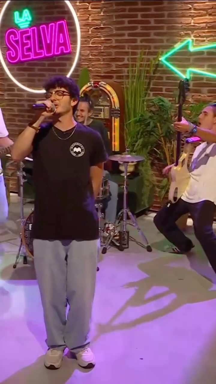 iaia! que sortim a la tele!đș Brutal anar a TV3 i cantar "Es busca catalanet"đ€©đ€Żđ„č
GrĂ cies a tothom que estĂ compartint i escoltant aquesta cançó que ens va sortir del â€ïžâđ©č
L'entrevista completa estĂ a @som3cat đ„łEns veiem a les festes majors!đđ„°