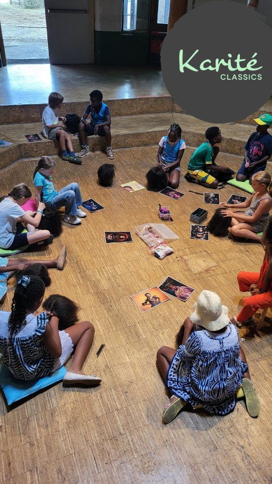 Gestern waren wir mit einem Kinder-Workshop in Herrenberg. Lieben Dank an die Gastgeber*innen vom Verein @eyesoncameroon und alle, die dabei waren 🥰
Mit unserer Arbeit verfolgen wir (schon seit 2020)
das Ziel, Wissen rund um das Thema Afrolockenpflege im deutschsprachigen Raum zugänglich(er) zu machen und Räume für Empowerment, Wissensvermittlung und Vernetzung zu öffnen.
Mehr Infos zu unserem Workshop-Angebot findet ihr auf unserer Website www.kariteclassics.com✨️ (Link in der Bio)
#karitekids #afrohaareindeutschland #naturalhairgermany #afrodeutsch #lockenpflege #kinderworkshop #afrolocken #sichtbarkeit #begegnungsraum #sensibilisierung #lockenliebe