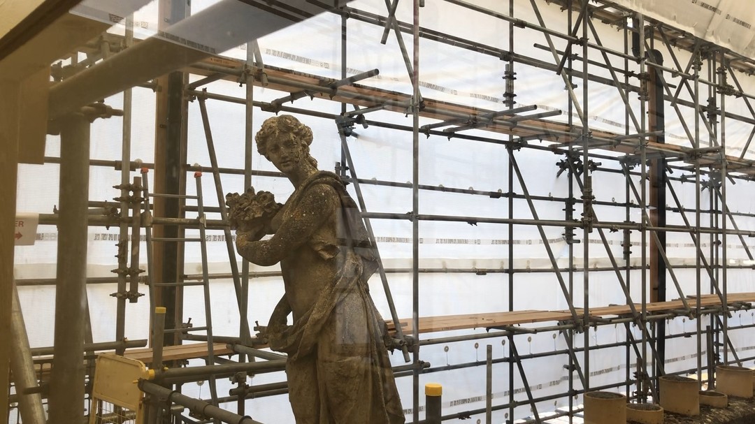Blenheim Palace needs repairs. Bad news for the view of the facade. Great news for visitors who can climb (it's safe, honest!) the scaffolding to study 300-year old rooftop statues.
#offbeatcotswolds #bluebadgeguide #bluebadgeguides
#britainsbestguides #visitengland
#englishcountryside #blenheimpalace
#explore_britain_ #traveling_uk
#photosofengland #instabritain #europetravel