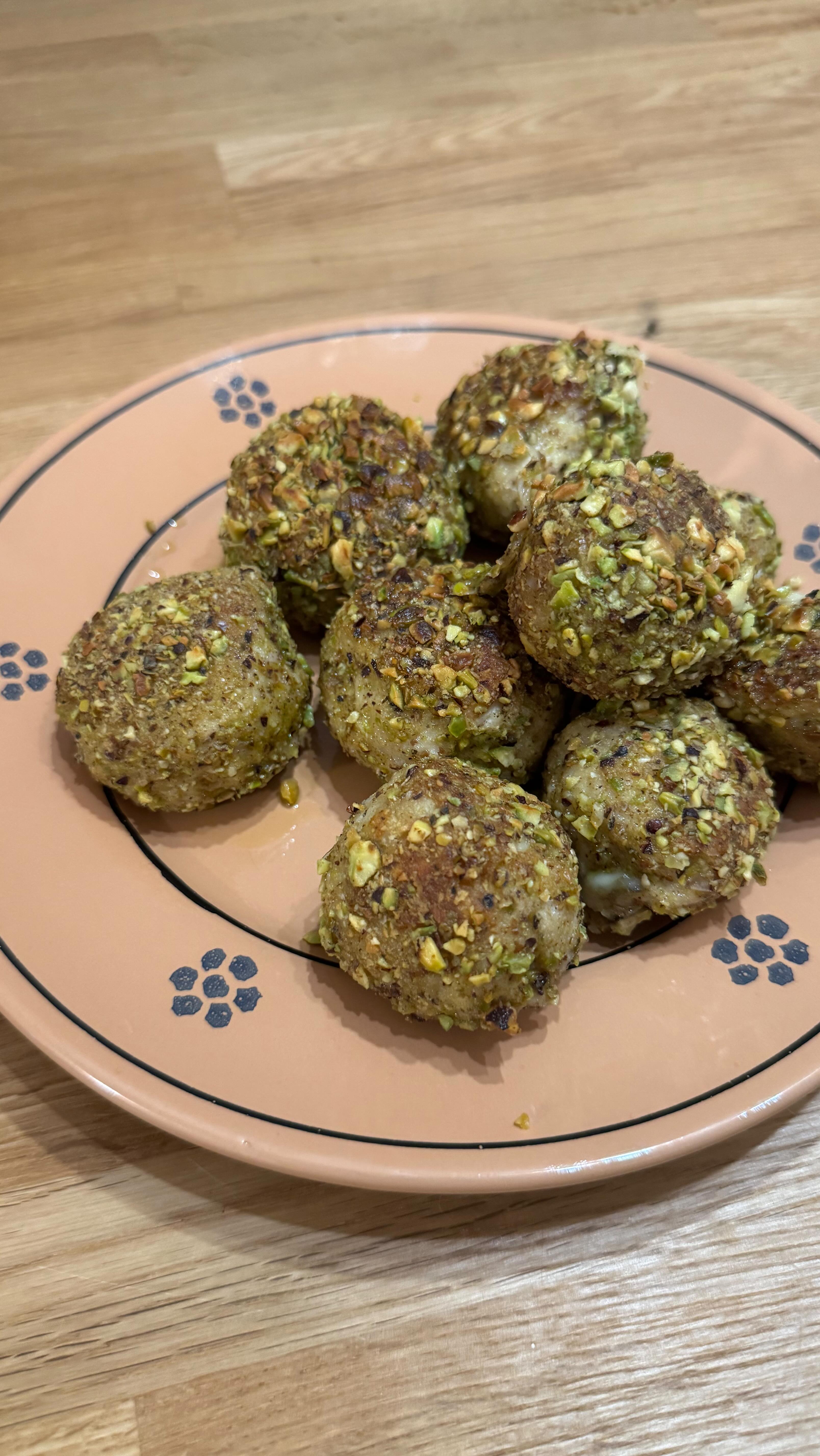 Polpette di pollo al pistacchio
Ingredienti:
• 350g petto di pollo o macinato
• 1 spicchio d’aglio
• 1 uovo
• Pangrattato
• Sale, pepe, noce moscata
• 50g parmigiano grattugiato
• 200g pistacchi
• Olio d’oliva
• Un po’ di formaggio a piacere (per il cuore filante)
Procedimento:
1. Tritate i pistacchi e metteteli da parte.
2. Frullate il pollo e versatelo in una ciotola.
3. Aggiungete aglio tritato, pangrattato, parmigiano, spezie e l’uovo. Mescolate bene.
4. Con le mani bagnate, formate delle polpette inserendo un pezzetto di formaggio all’interno.
5. Passate le polpette nei pistacchi.
6. Friggete in olio d’oliva fino a doratura
•
•
#ricetta#cucina#cucinaitaliana#cooking#italy#italiana#puglia#salento#pollo#ricettadelgiorno#instafood#mangiare#rezept#kochen#pistacchio#foodie