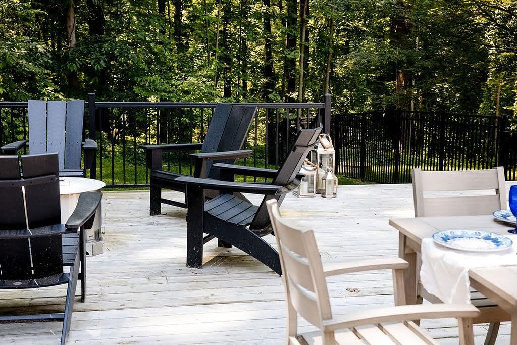 Is your outdoor space in need of a refresh? Summer isn’t over yet and you’ve still got time to enjoy it! Check out some of our favorite pieces to refresh your space on our blog (link in profile).
#outdoorliving #polywood #adirondackchair #frontgate #summertime #summerentertaining