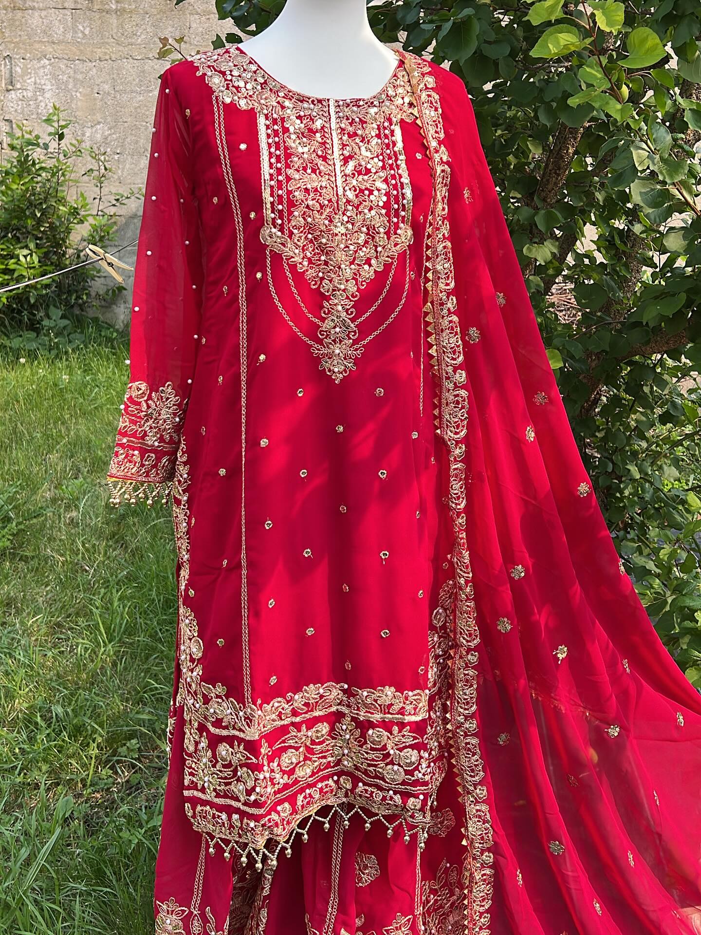 💃 Charara rouge éclatant – 40 € seulement !
Ensemble 3 pièces : haut brodé, pantalon large fluide et dupatta assorti avec de superbes détails dorés ✨
Parfait pour les mariages, soirées ou fêtes traditionnelles !
📦 Disponible maintenant – 40 €
📩 DM pour commander !
#sharara#indianwedding#salwar#weddingdress