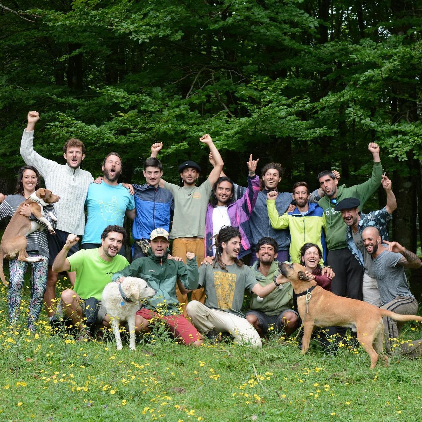 TXIMISTAREN BIDEA – 1300 m
Proyectazo en las cumbres vizcaínas.
Gracias al esfuerzo conjunto de cuatro asociaciones y un puñado de amigos motivados, conseguimos montar dos highlines legendarias en pleno Gorbea: una de 1300 m y otra de 500 m.
Equipo:
Ibai Arsuaga, Mario Hidalgo, Ion Irastorza, Julen, Aitor Sorarrain @orekatu_equilibrate @hakunajavito @zalakain00 @jon.montes.102 @jachrisz @aitor_m @juanclimb5 @aritz_slack_life @ruplabe @mimi.bernabeu @txalbi @jlopezdeuralde @jontxupower @maite.diez @irahighline @lexflexfreeman
Queremos hacer una especial mención a un logro significativo del proyecto: se batió el récord de España al encadenar el highline más larga jamás montada en el país.
Aitor Sorarrain, @juanclimb5 y @jon.montes.102 fueron quienes completaron los 1300 m.🥇
Por último, pero no menos importante, queremos agradecer el Refugio Juventus, y en especial a Eduardo, por acogernos durante toda la semana. Gracias por tu paciencia, por convivir con nosotros y por hacernos sentir como en casa en medio de la montaña.
Cuando se suman energía, pasión y comunidad, ocurren cosas grandes.
Eskerrik asko guztioi