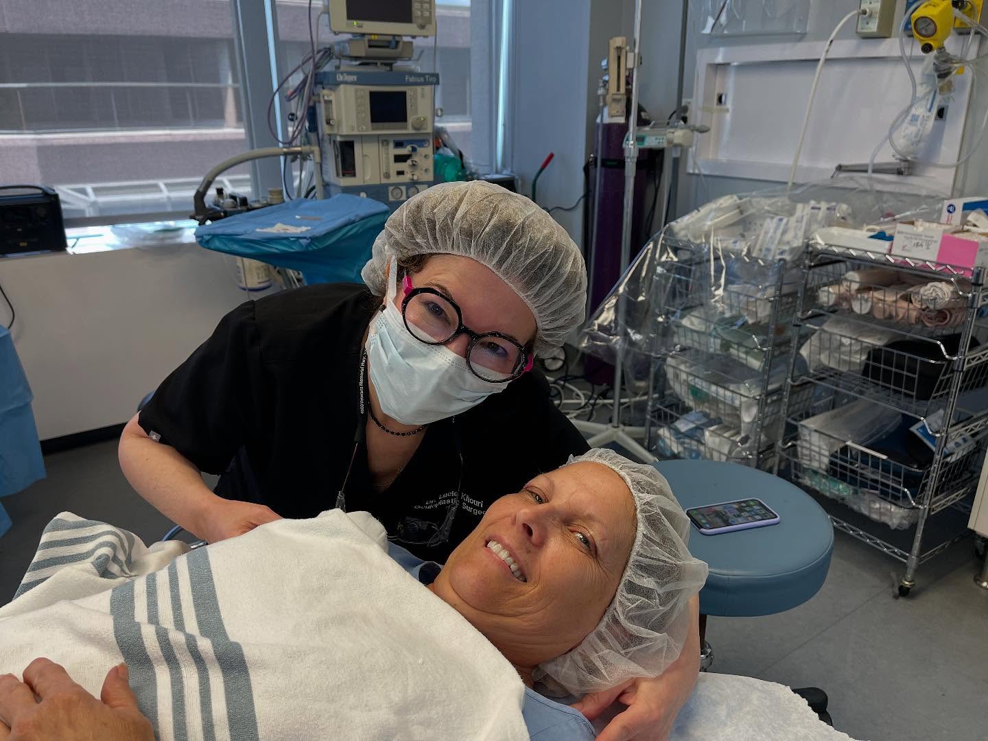 Moi et ma patiente : pas d’enflure et pas de douleur après une chirurgie de blépharoplastie impeccable 😊👯