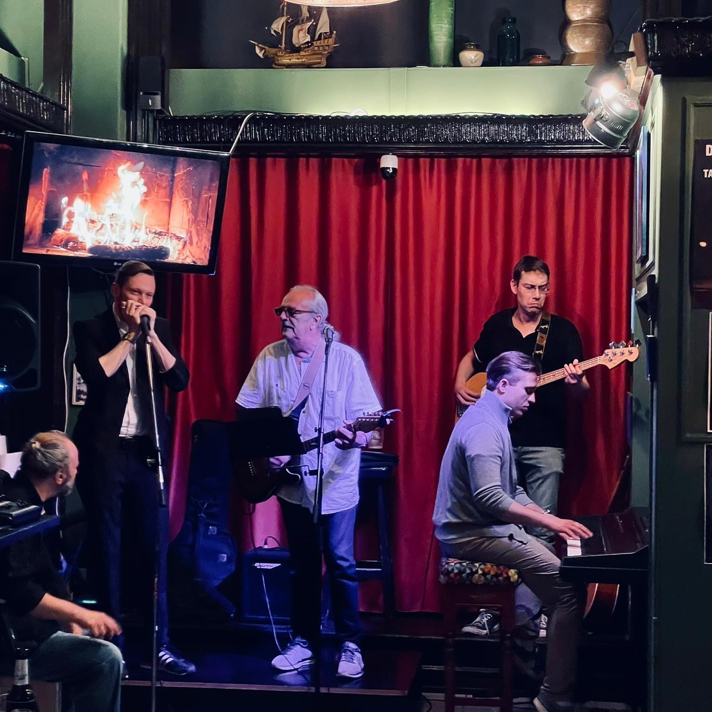 ๐๐โ๐ ๐๐ต๐ฟ๐ผ๐๐ฏ๐ฎ๐ฐ๐ธ ๐๐ถ๐บ๐ฒ! 
Part 2 - Mc Geeโs 
For many years, Mc Geeโs was our second home. Every other Sunday, musicians and music lovers gathered here to make music together, network, and forge new friendships. Exciting projects were born, and sometimes it was also time to say goodbye.โค๏ธ
Even though Mc Geeโs had to close its doors, it will always hold a very special place in our hearts. It was a time filled with unforgettable moments, creativity, and community.๐ถ
#mcgeespub #community #friendship #livemusik