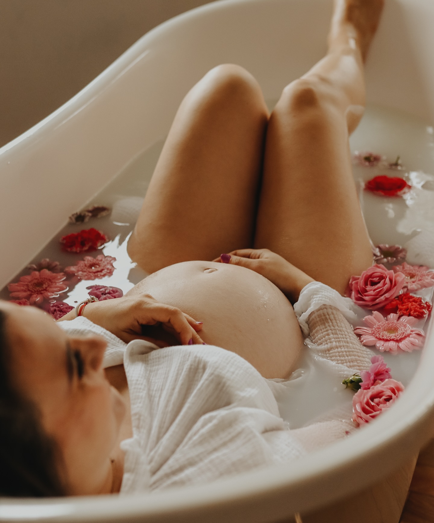 Wyjątkowa sesja ciążowa w wodzie 🛁🌸
Marzysz o sesji w wannie z mlekiem i delikatnymi kwiatami? Zapraszamy 🤍 My zapewniamy wannę pełną ciepłej wody, a Ty we własnym zakresie dodajesz swoje ulubione dodatki (mleko, kwiaty, bąbelki). Wanna z wodą idealnie sprawdzi się przy sesjach ciążowych, kobiecych, rodzinnych i modowych.
💧Jaki jest koszt wanny z wodą?
300 zł / 1,5 godz.
Co jest w cenie?
Wynajem studia, wanna wolnostojąca z ciepłą wodą,
nasz czas oraz czyszczenie. My nalewamy wodę, a Wy działacie 1,5 godziny na sesji zdjęciowej. Po Waszej sesji my zajmujemy się opróżnieniem wody i dokładnym wyczyszczeniem wanny. Studio zatem jest wyłączone na 3 godziny.
Polecamy zabrać ze sobą ręcznik oraz obuwie zmienne, np. klapki 🧺 Niezbędna może okazać się dla Was również suszarka do włosów - ale bez obaw, ją znajdziecie u nas w studio 🤍
__________________
Jesteś fotografką lub fotografem?
••• Zapisz ten post ✔️ ••• aby mieć ten pomysł pod ręką przy szukaniu inspiracji i proponowaniu wyjątkowych możliwości na sesje
__________________
Chcesz zarezerwować studio wraz z usługą wanny z wodą? Napisz do nas i koniecznie zgłoś chęć tej dodatkowej usługi podczas REZERWACJI 💌
Zapraszamy 🤍
__________________
@fach.studio.bydgoszcz
FACHstudio Bydgoszcz
📍 Dworcowa 73/4
__________________
📷 @pisane.obiektywem
🤰🏼 @zakochanawsztuce
#wanna #wannawolnostojąca #wannabydgoszcz #studiobydgoszcz #studiofotograficznebydgoszcz #studiowkamienicy #fachstudio #sesjazdjeciowa #sesjazdjeciowabydgoszcz #fotograf #fotografbydgoszcz #sesjawwannie #sesjawwanniebydgoszcz #bydgoszcz