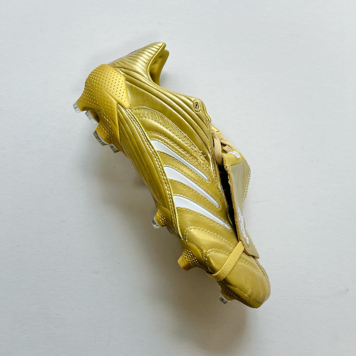 👑 Pure Class in Pure Gold 👑
The legendary Adidas Predator Absolute ‘Zidane’ returns in Metallic Gold / Cloud White, paying tribute to one of football’s greatest ever maestros. 🎩⚽️
Worn by Zizou during his unforgettable final years on the pitch, this special edition drips in heritage, power, and elegance — just like the man himself. A golden Predator for the golden era of football. 💫
Now available in a range of sizes at BootsFinder — a must-have for collectors, playmakers, and Zidane disciples alike.
💬 If you could bring back one Predator model, is this it?
#AdidasPredator #PredatorAbsolute #Zidane #GoldPredators #FootballBootHistory #RareBoots #BootCollector #AdidasFootball #FGboots #ZizouLegacy #BootsFinder #ThrowbackBoots #IconicBoots