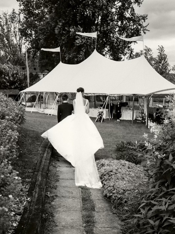 L’été, la belle saison des mariages sous chapiteau 🤍 Summer is the season for marquee weddings.
Planification et design : @erikaco.events
Photographe : @annabelleagnew
Lieu : @aubergewillowinn
Chapiteau : @sperrytentscanada
DJ : @brunoberdnikoff
Band : @jewellemckenzie
Fleuriste : @oxide_design_floral
Location : @joesprophouse @tenuedesoiree_ @lescauseuseslocation @divalocation
#wedding #weddinginspiration #weddingmontreal #weddingquebec #weddingplanner #willowinn #mariage #mariagequebec #mariagemontreal