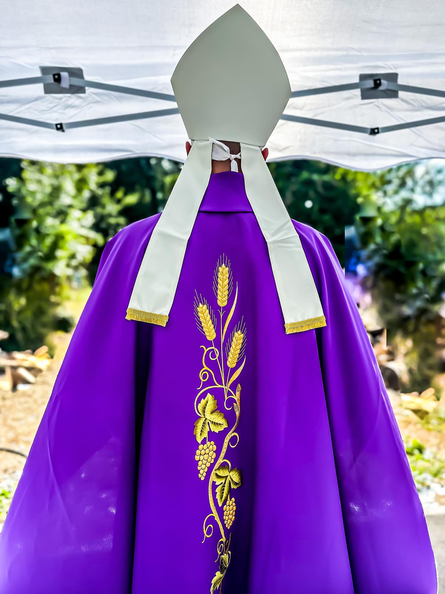 En ce samedi 12 juillet 2025, notre Évêque Tau Heracléon II a eu la joie de célébrer l’union sacrée d’un de nos Frères, membre de l’Athenea Theologica, et de son épouse, selon le rite de l’Église Gnostique Apostolique.
Une magnifique cérémonie qui a eu lieu à l’extérieur, renforçant encore plus la solennité de ce moment sacré.
Nous leur adressons tous nos vœux de bonheur, de lumière et de paix sur ce chemin partagé. Que la grâce et la sagesse les accompagnent dans cette nouvelle étape de leur vie.
#Mariage #EgliseGnostiqueApostolique #Benediction #AtheneaTheologica #Gnostique