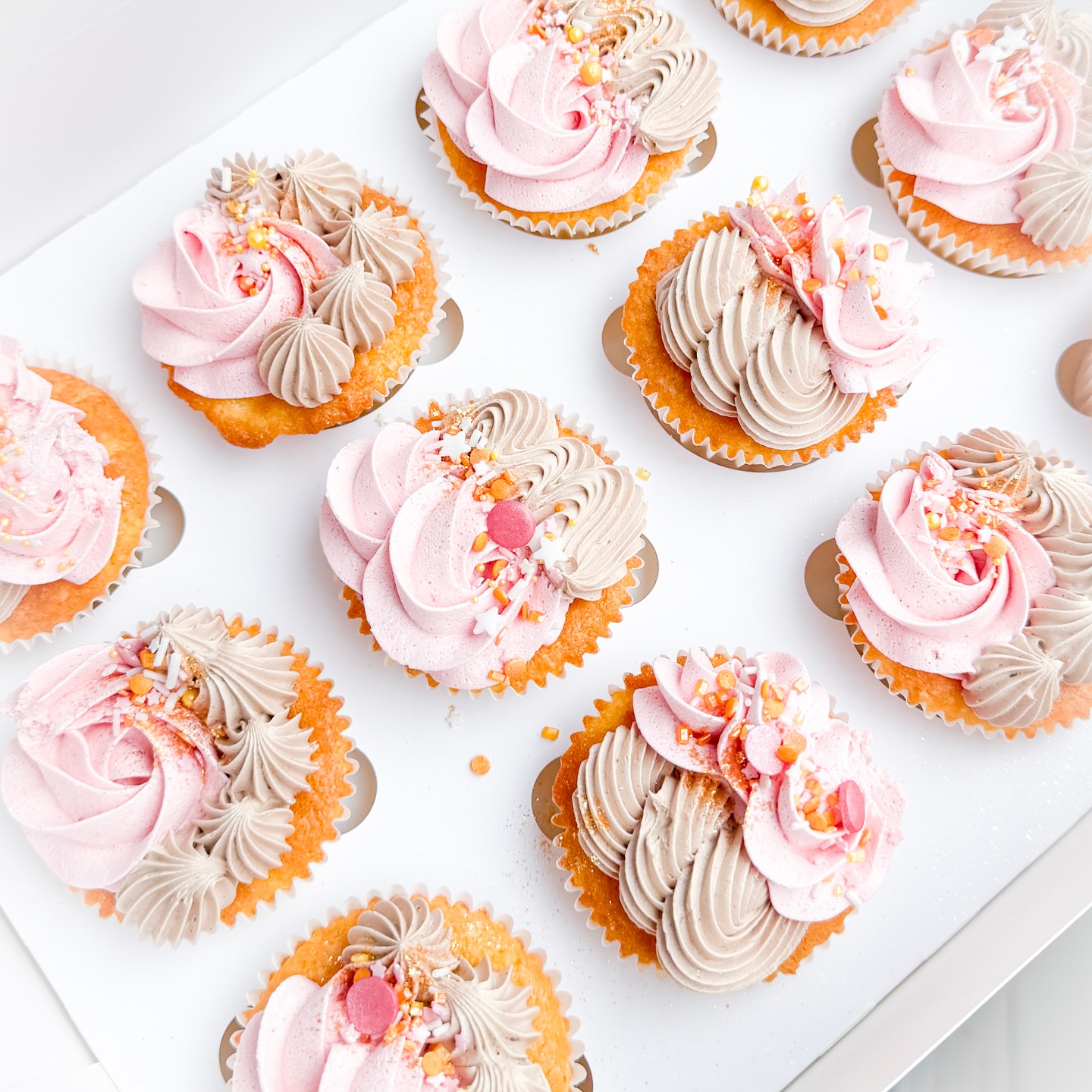 Aftellen tot aan de vakantie!
.
Van 18 juli tot 16 augustus maak ik geen taarten, cupcakes of andere sweets!
En ook de CakeBar blijft ingeklapt…
.
Ik ga dan samen met mijn gezin gezin genieten van de zomervakantie!
.
Daarna ben ik weer terug en sta ik voor jullie klaar!
.
#zomersluiting #cake #glutenvrijetaarten #deglutenvrijecakebar #cakebar #vakantie #lovetobakeyouhappy #cakemehappy #cakemehappyglutenfree #hendrikidoambacht