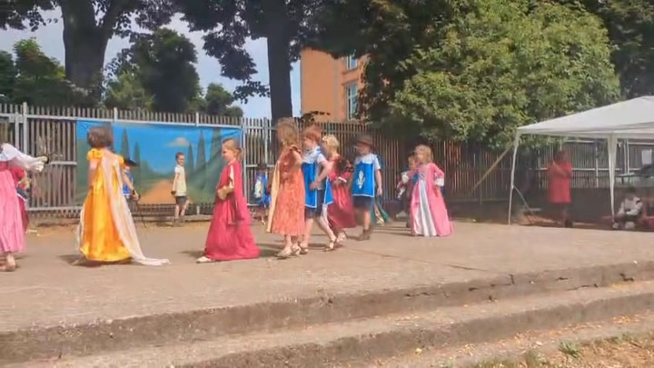 On n'évoque pas le 17eme siècle, sans parler de son corps d'élite et de parade: les mousquetaires ! Sur une musique du Puy fu Fou, les GS-CP ont présenté le salut des mousquetaires.