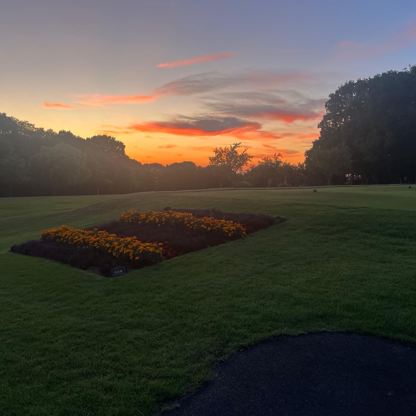 Sunday sunset at Surbiton - stunning!
#golfviews #surreysunset #golfclubsurrey #surreygolfcourse