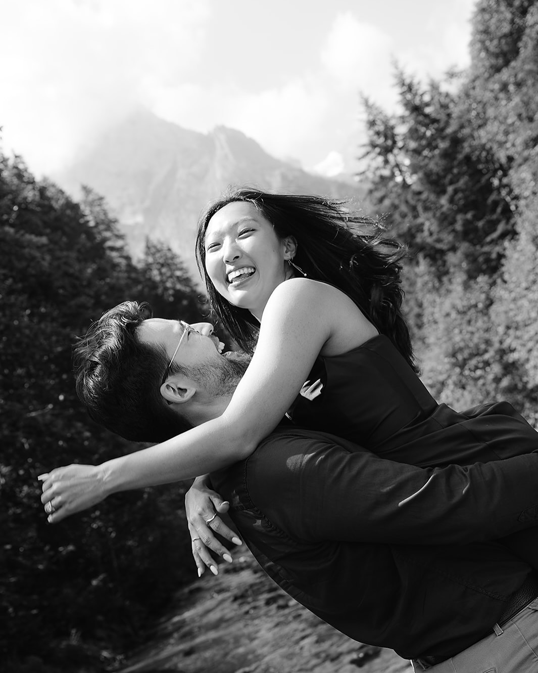 Ohhhh how sweet is it to witness a proposal?
Ryan reached out and said it was Beatrice’s dream to go to Switzerland so he organized a surprise trip, coupled with a scavenger hunt that then ended in one of the most beautiful places in the Swiss Alps and him down on one knee
🥹🥹🥹🥹🥹🥹🥹