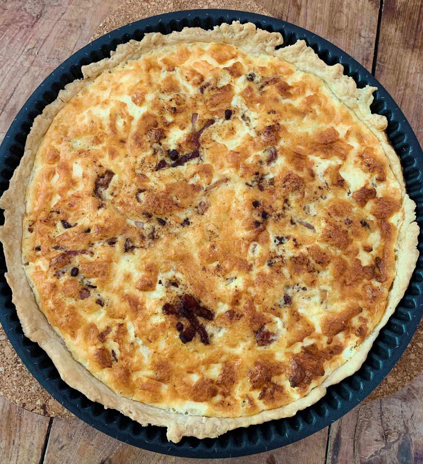 Good day ! La petite #quiche des #vacances en #Provence 😍😍 Je me #reconnecte avec la #CuisineSimple qui me fait vibrer... En vacances on n'a pas toujours nos ingrédients élaborés comme à la maison, alors on renoue avec les #traditions : ici j'ai fait la #PâteMaison avec la meilleure farine blanche possible (bio, meule de pierre, avec le germe...) 250g + 10cl d'#HuiledOlive + 10cl d'eau tiède, sel poivre on mélange on pétrit, dans le moule avec les mains, œufs lardons crème et hop ç'est prêt !! J'en referai une demain avec les restes de courgettes 😅😅.
.
.
#BonAppetit !
.
.
+ de 170 recettes et astuces sur
www.delicieuxsanssucre.com
Ou lien cliquable dans ma bio @delicieuxsanssucre
.
Créez VOTRE MODE D'ALIMENTATION sur mesure 🎁🎁 avec le programme TAPAS :
Un programme de folaï pour vous guider vers une alimentation saine, gourmande et durable en 8 modules ultra-pratiques !
.
>> Contactez-moi en MP si vous souhaitez accéder gratuitement à l'intro de 30 min 🥳
.
.
#Transformezvotrealimentation #alimentationIntuitive
#MangerMieux #MieuxManger #Alimentation #AlimentationSaine #Flexitarien #FaitMaison #DansMonAssiette #MangerSain #cestropbon #EquilibreAlimentaire #ReequilibrageAlimentaire #delicieuxsanssucre #RegimeIgBas #miam #miamMiam #VraimentSain #gourmand #Bio