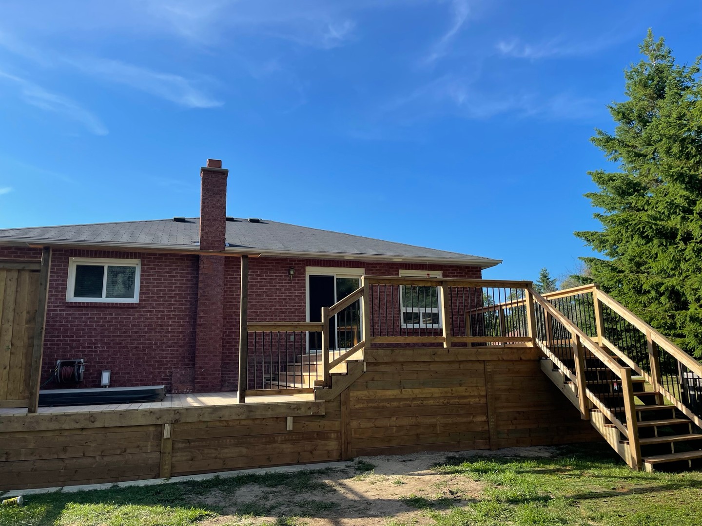 Clean. Custom. Built to fit the space.
Wide stairs, full wrap, and a layout that flows.
Solid from every angle. 🔨📐