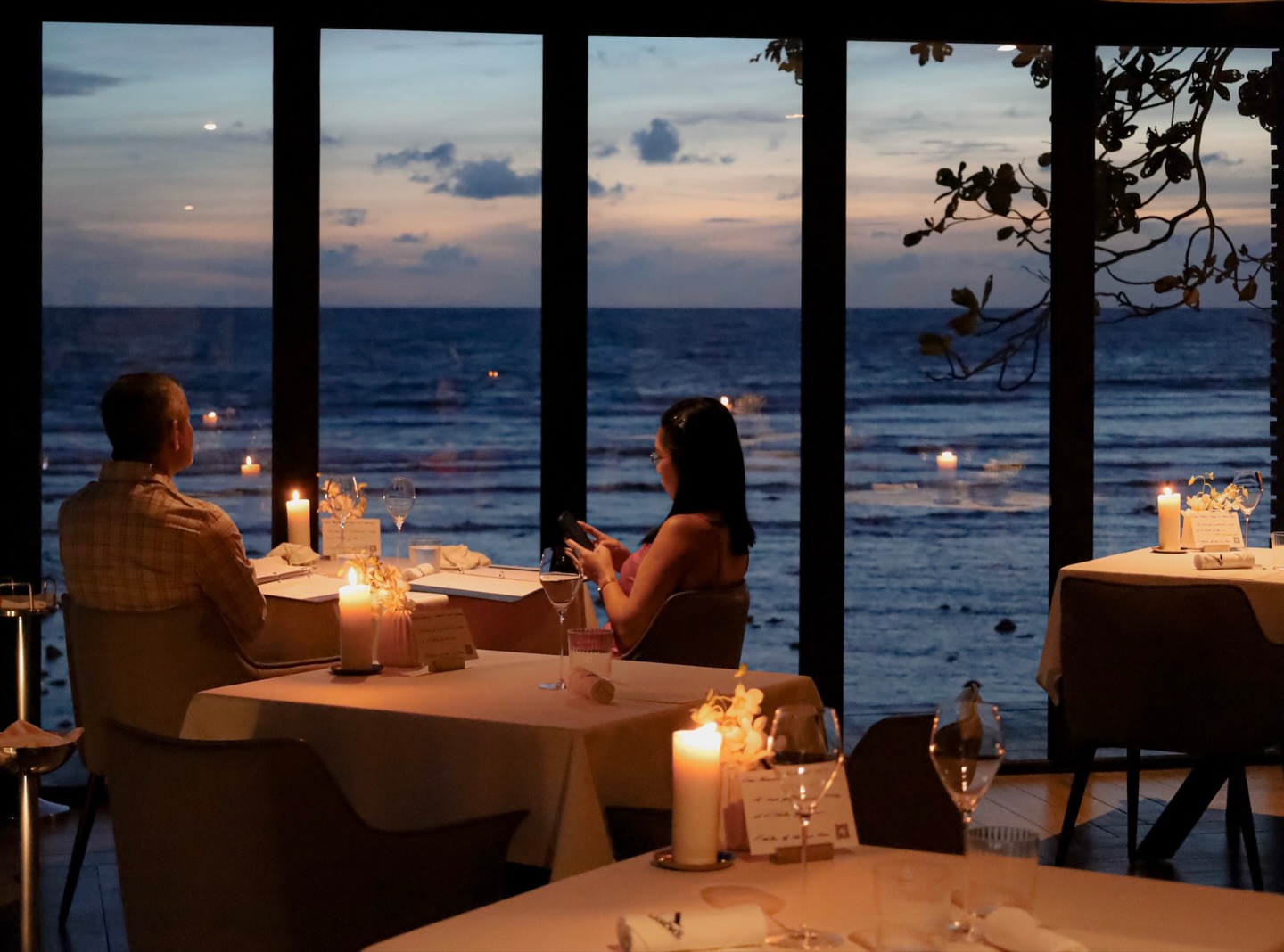 A table by the sea, where every bite meets the breeze. Let L’Arôme by the Sea be the highlight of your best vacation mood.
#LaromeByTheSea #OceanfrontDining #PhuketFineDining #VacationVibes #MichelinGuideThailand