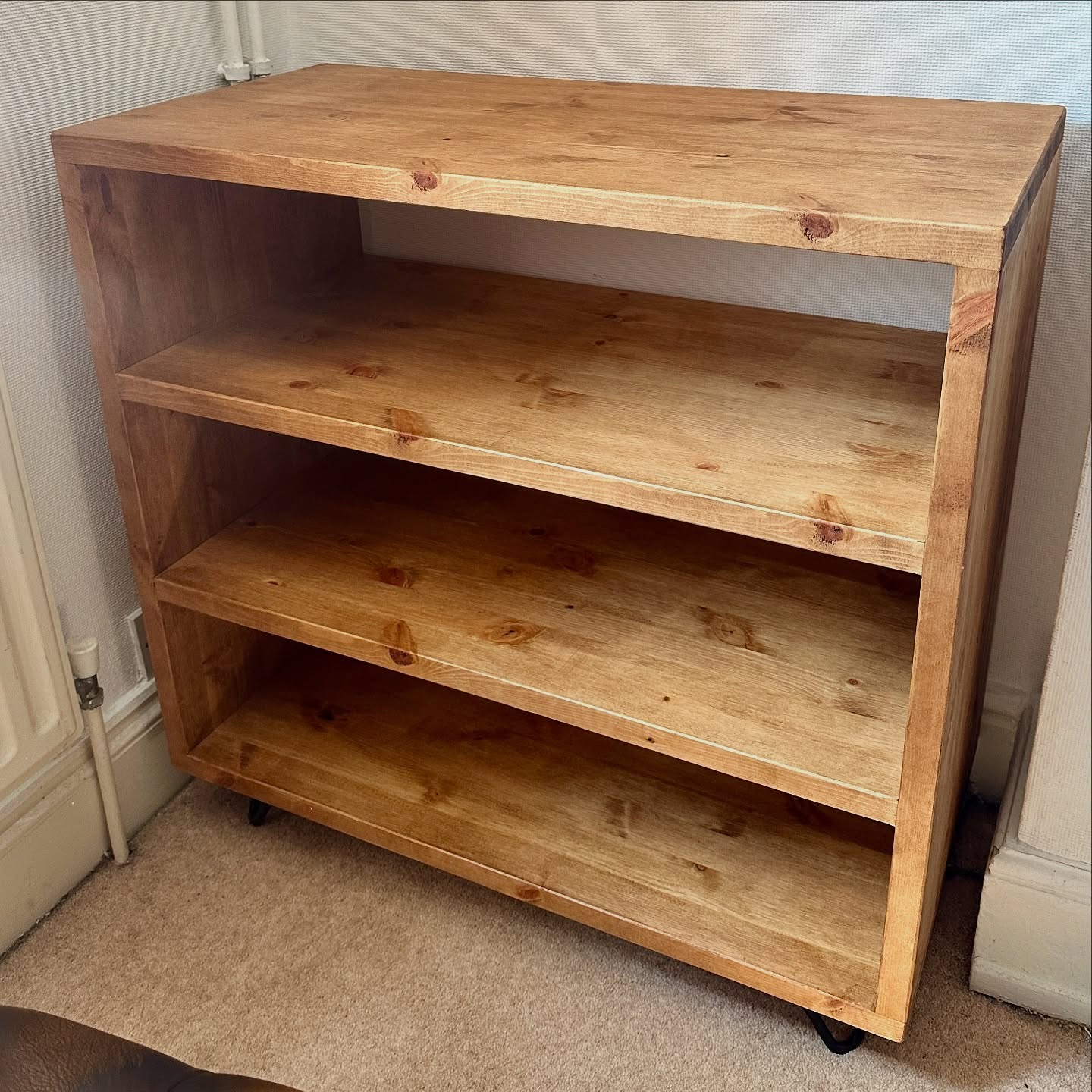 Some large furniture pieces are currently in production for our customers which we can’t wait to show you. Meanwhile here is a recent install of a smaller DVD storage unit to match another HiFi/record storage unit we made for this customer couple weeks prior. Always made out of solid wood in our #Nottinghamshire workshop.
#komodafurniture #furniture #vinyl #vinylstorage #handmade #madeinbritain🇬🇧 #woodfurniture #interiordecorating #hifi #solidwoodfurniture #solidwood #furnituredesign #tvunit #recordplayer #instadaily #cdcollection #dvdcollector #dvdcollection #bluraycommunity
