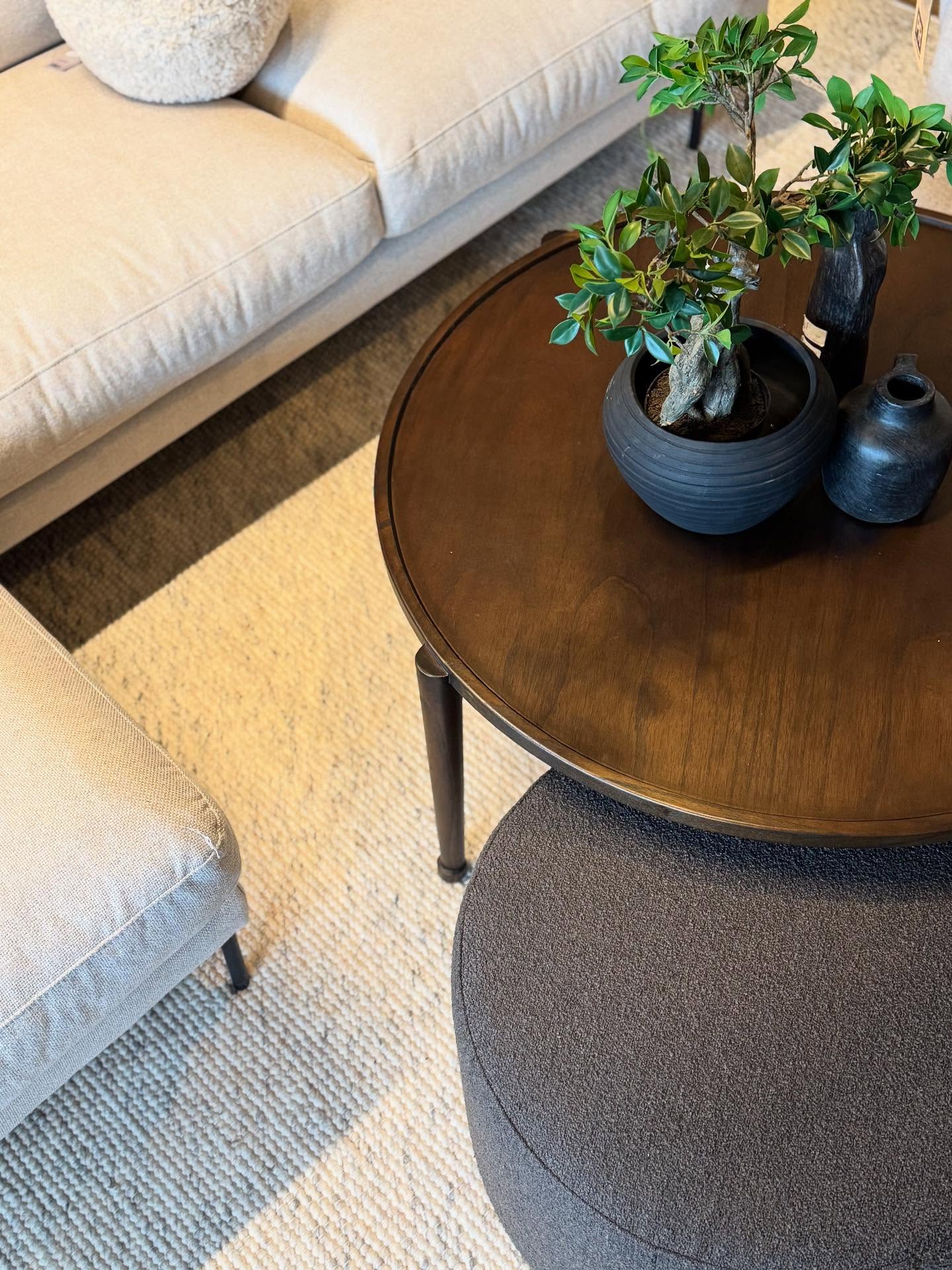 Några nyheter och några klassiker från vår stora kollektion. Du hittar våra möbler hos någon av våra butiker runt om i Sverige - se hemsidan!
Om du har butik och vill bör en del av oss och sälja våra möbler så tveka inte att skicka ett madelande! ☀️☀️☀️