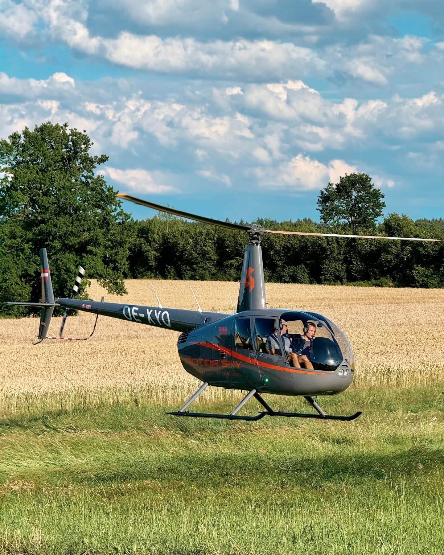 4x R44 Type Ratings in a row!
Nicely done and congrats to:
@aviation.tux
@humer_thomas
@raimundpoosch
@simonfernerortner
Happy Landings!