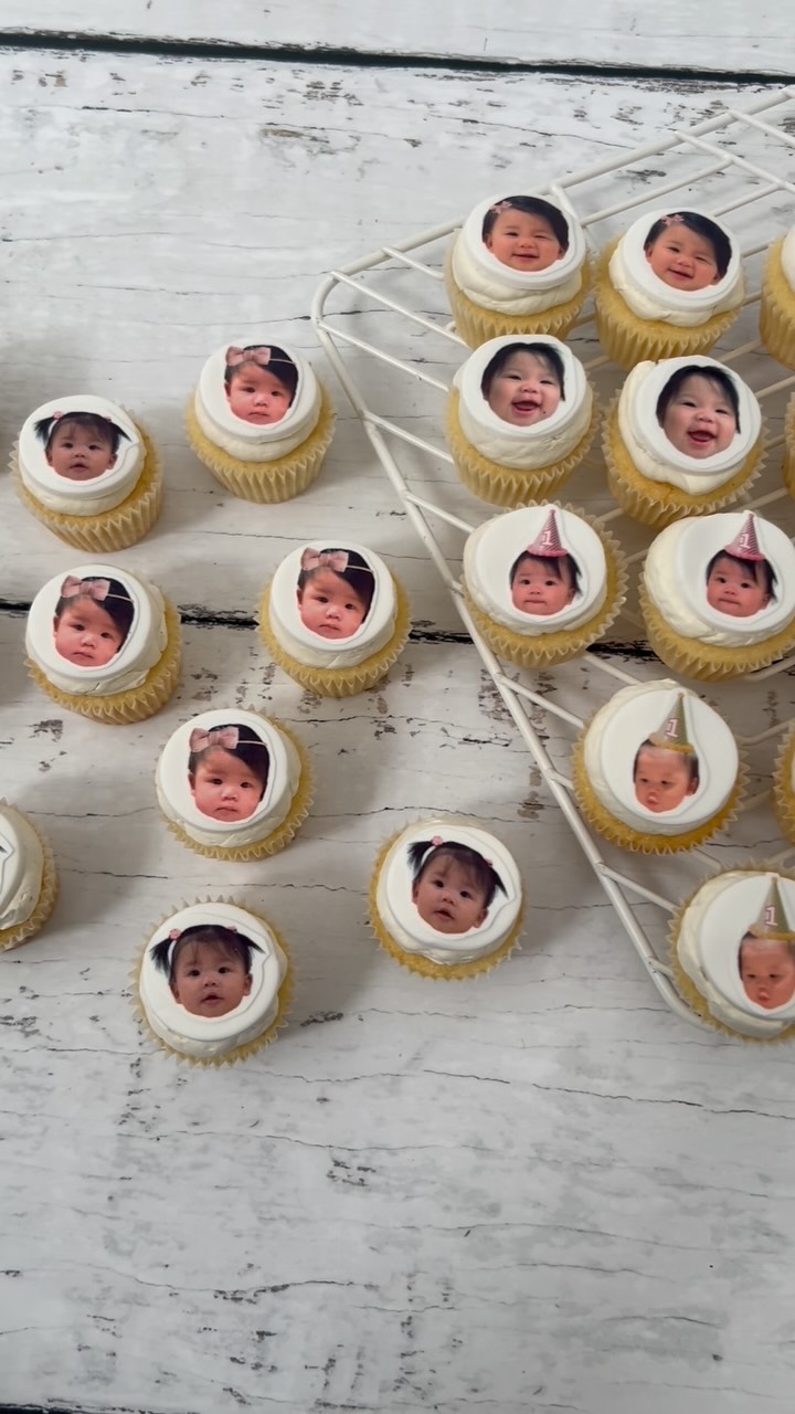 How stinkinโ cute are these mini baby face cupcakes ๐ถ๐ป๐ง
#cake #cakecakecake #cakeporn #cakelover #cakestyle #cakeinspiration #cupcakes #buttercream #cakesofinstagram #cakedecorating