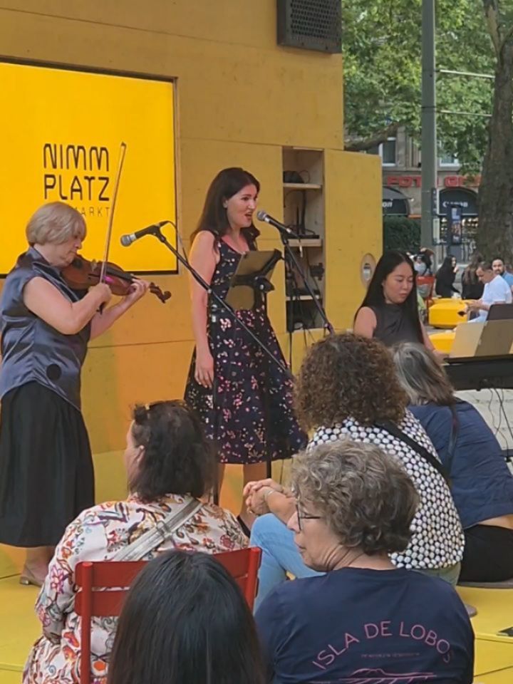 ✨️🎶 Klassische Klänge am Neumarkt – mein Herzensprojekt. ✨🎶
Der Neumarkt wurde zum Ort für Musik, Begegnung und Verbindung. Zahlreiche Besucher, so viele offene Gesichter, so viel Aufmerksamkeit für klassische Musik mitten in der Stadt! Ich bin dankbar für diesen besonderen Abend.
Dass ich mit meiner Mutter @lenatsartsidze auf der Bühne stehen durfte, war ein Geschenk. Keonju Lee @christinexkkromme hat mit ihrem wunderbaren Spiel am Klavier das Konzert vollendet.
Danke an die @stadt.koeln , die mein Herzensprojekt im Rahmen von „Nimm Platz“ geschätzt und unterstützt hat @nimmplatz_neumarkt und an @kawaipianoseu für das großartige Klavier, das ich mit Stolz präsentieren durfte.
Musik verbindet! 💛
.
.
.
.
.
.
#meinherzensprojekt #nimmplatzneumarkt #musikverbindet #neumarktköln #stadtmusik #openairkonzert #klassikinderstadt #dankeköln #kawaieuropa #singersofinstagram
#classicalsinger #instastyle #violin #openair #instagood
#InstaMusic #thatsmystyle #classicinthecity