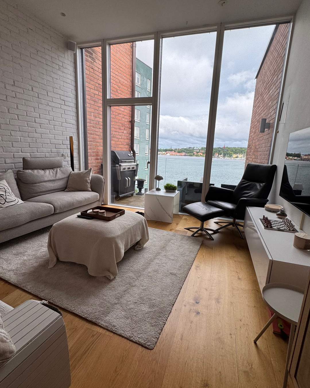 UTHYRNING
Underbart townhouse vid Saltsjön
Östra Finnbodavägen Saltsjöqvarn
Hyra: 39 000 kr/mån – möblerat, uthyrning 4 år (möjlighet till förlängning)
Välkommen till denna fantastiska 4‑a med spektakulär utsikt över Stockholms inlopp! Denna lägenhet kombinerar elegans och funktion med:
✨ Högklassiga material och maskinval
✨ 3,5 m takhöjd – otrolig rymd och ljus
✨ Balkong med härlig uteplats
✨ Generösa sällskapsytor
✨ 2 charmiga sovrum + allrum
✨ Fullt utrustat kök
✨ 2 badrum (dusch + badkar), gästtoalett & tvättmöjlighet
🚗 Garageplats finns att hyra
🌿 Perfekt läge:
3 min till buss, smidigt till Södermalm
SL-båt nära: 15 min till Nybroplan, 3 min till Gröna Lund
#Saltsjöqvarn #Stockholm #Townhouse #WaterfrontLiving #StockholmsInlopp #Lyxlägenhet #CityLiving #Möblerad #HyrUt #Arkitektur #Balkongliv #StockholmHome #HomeGoals #Interior #Saltsjöqvarn, #Stockholm, #VisitStockholm, #ScenicViews, #Waterfront