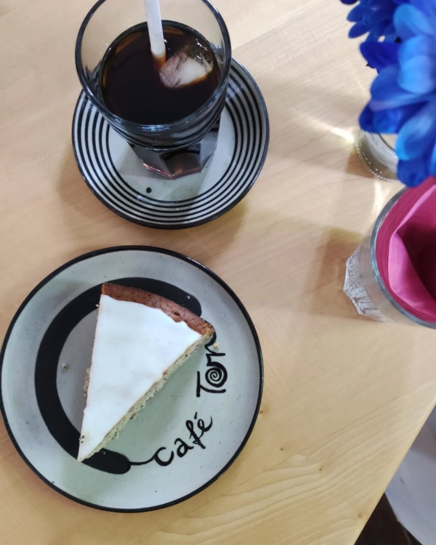 ❤️🍋🫐 Chia-Zitrone-Beeren-Kuchen (vegan)
Perfekt mit einem knackigen Cold Brew! 🧊☕
❤️ Bei uns im café Ton gibt es jedes Wochenende ein wechselndes Angebot hausgebackener Kuchen und besten Barista-Kaffee!
☕ Die Öffnungszeiten & Veranstaltungen für den laufenden Monat findet Ihr
im Highlight "Aktuelles" hier auf Instagram und auf unserer website (link in der Bio).
Wir freuen uns auf euch! ❤️
#caféton #fabrikschleichach #keramikwerkstatt
#kaffeeliebe #kaffee #barista
#kuchenliebe #kuchen
#frühstück #snacks