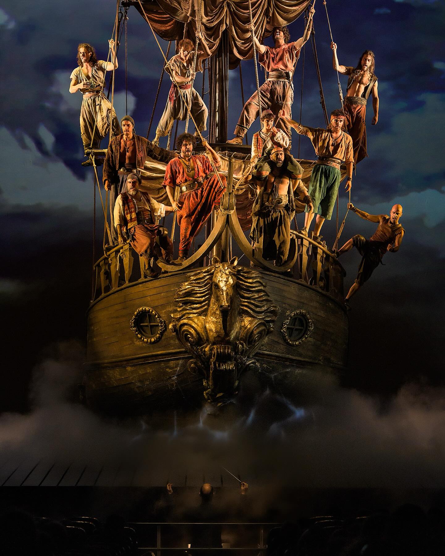🏴☠️ Les veles s’inflaran!
⛵️ Gràcies, #dagolldagom per acollir-me a bord d’aquest vaixell.
📸 Ha estat un privilegi poder viure aquesta aventura des de dins.
🎭 Un reconeixement molt sincer als directors, als intèrprets, a l’equip tècnic i a tota la companyia per la generositat i el bon tracte.
⚓️ Aquest diumenge, 13 de juliol, al #teatrevictoria, s’aixeca l’àncora per a l’últim viatge.
🩵 Gràcies, #maricel!
…
#Barcelona #teatremusical #maricelelmusical #dagolldagom50anys
…
@dagolldagom @teatrevictoria