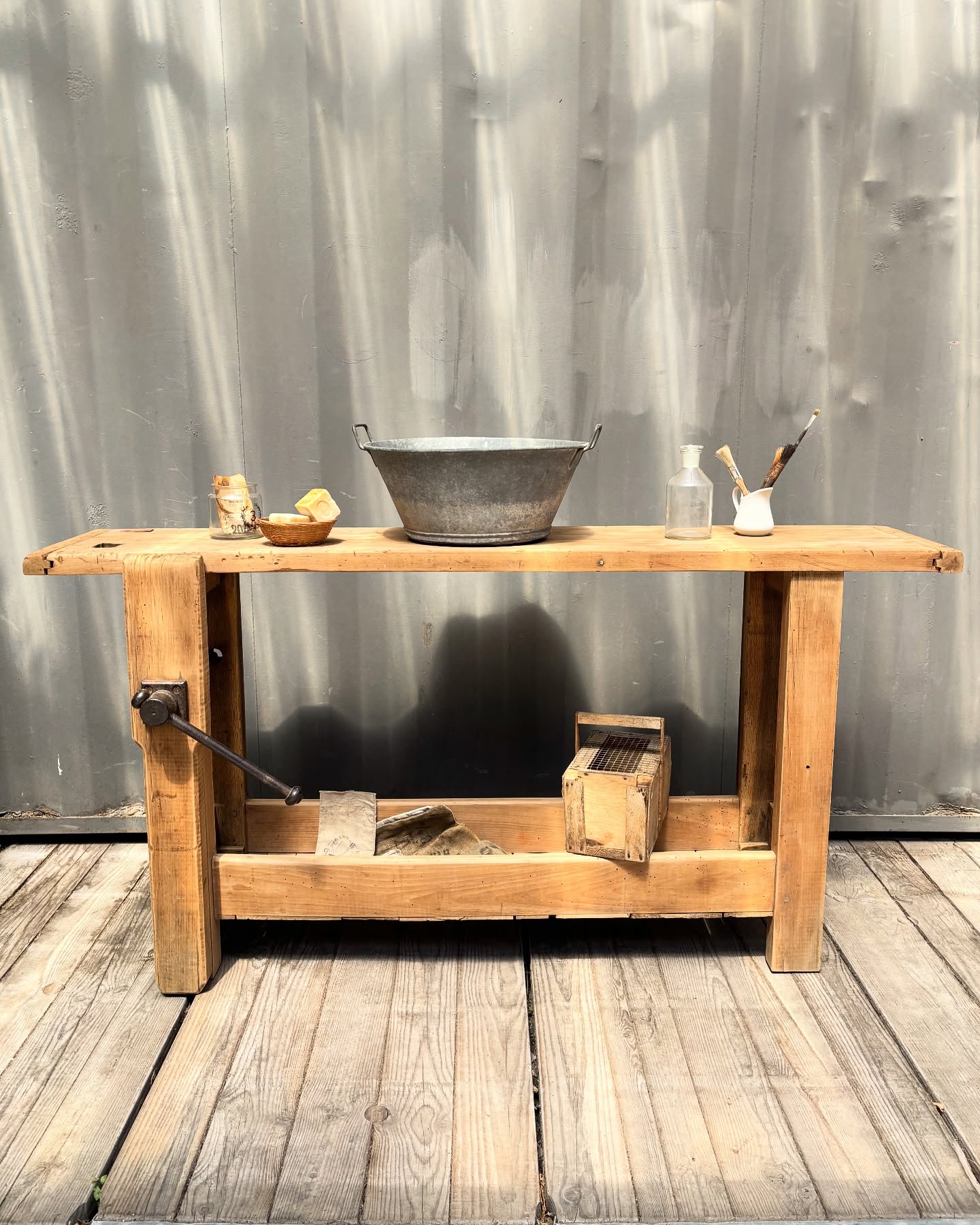 🤍 Etabli console
Authentique meuble de menuisier d’époque, rénové avec soin et prêt pour une nouvelle vie…
Idéal pour un espace restreint grâce à sa faible profondeur, à l’esprit de console
Dimensions : L 162 x P 34 x Ht 80 cm
Disponible en boutique aux @pucesducanal et sur notre
E-shop (lien en bio) 🏷️
Établi - console ancienne - brocante - établi de menuisier - meuble ancien