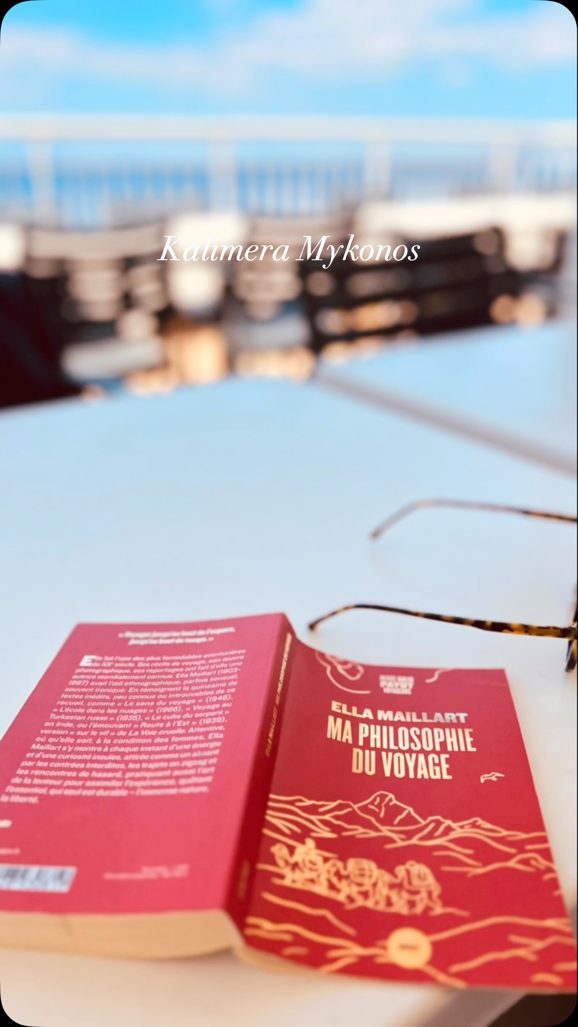 Chaque fois que je prends un grand ferry, je me réjouis tellement. Car je sais que au fil des heures, je peux travailler et lire sur le deck, s’immerger dans le grand bleu, se bercer au ronronnement du bateau, un peu comme une croisière à l’ancienne. Et me voilà arrivée à ma première destination: l’ile du vent, Mykonos 🧿 #mykonos #cyclades #islandhopping #greekvibes🇬🇷 #summervibes #greeksummer #summerparty #beachbars #littlevenicemykonos