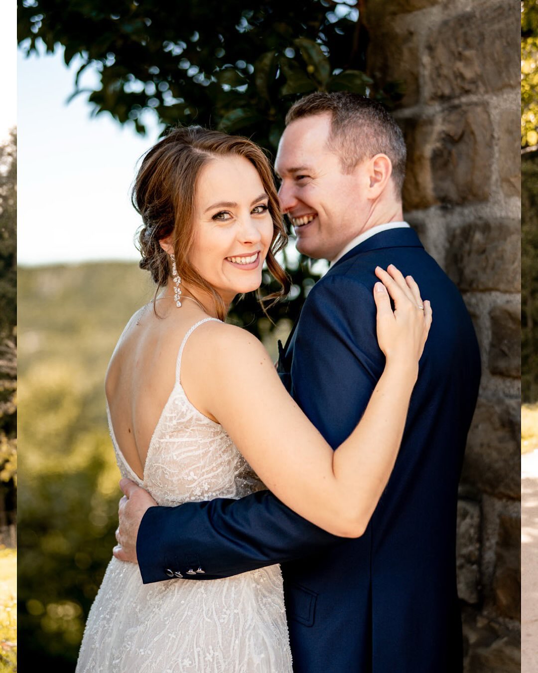 ✨ „Wir sind aber gar nicht fotogen!“ – das sagen ungefähr 99% meiner Paare 😄
Und weißt du was?
Perfekt wird völlig überbewertet.
Ihr müsst wirklich kein Foto-Profi zu sein, um Fotos zu erhalten, auf denen ihr echt, lebendig und ganz ihr selbst seid.
📸 Statt „Und jetzt in die Kamera schauen und lächeln!“ gibt’s bei mir:
👉 Bewegung, Gespräche, kleine Insider
👉 ich lasse euch sein statt euch zu inszenieren
👉 kein steifes Posieren, sondern euer Miteinander
Damit ihr am Ende, wenn ihr eure Fotos anschaut, sagen könnt:
„Oh mein Gott, das sind wir. Genau so fühlen wir uns zusammen.“
Für mehr Gänsehaut statt Gekünstel 😁
📌 Habt ihr auch Lust auf Fotos, die sich echt anfühlen?
Dann bring dich, deinen Lieblingsmenschen und eure Liebe mit – um den Rest kümmere ich mich. 💛
✨ Habt ihr Fragen zu Reportagen oder sucht ihr noch eine Fotografin für eure Hochzeit 2026? Schreibt mir und wir können ganz unverbindlich über euren großen Tag reden :). Mit 10 Jahren Erfahrung als Fotografin kann ich eure Fragen zuverlässig beantworten 💌.