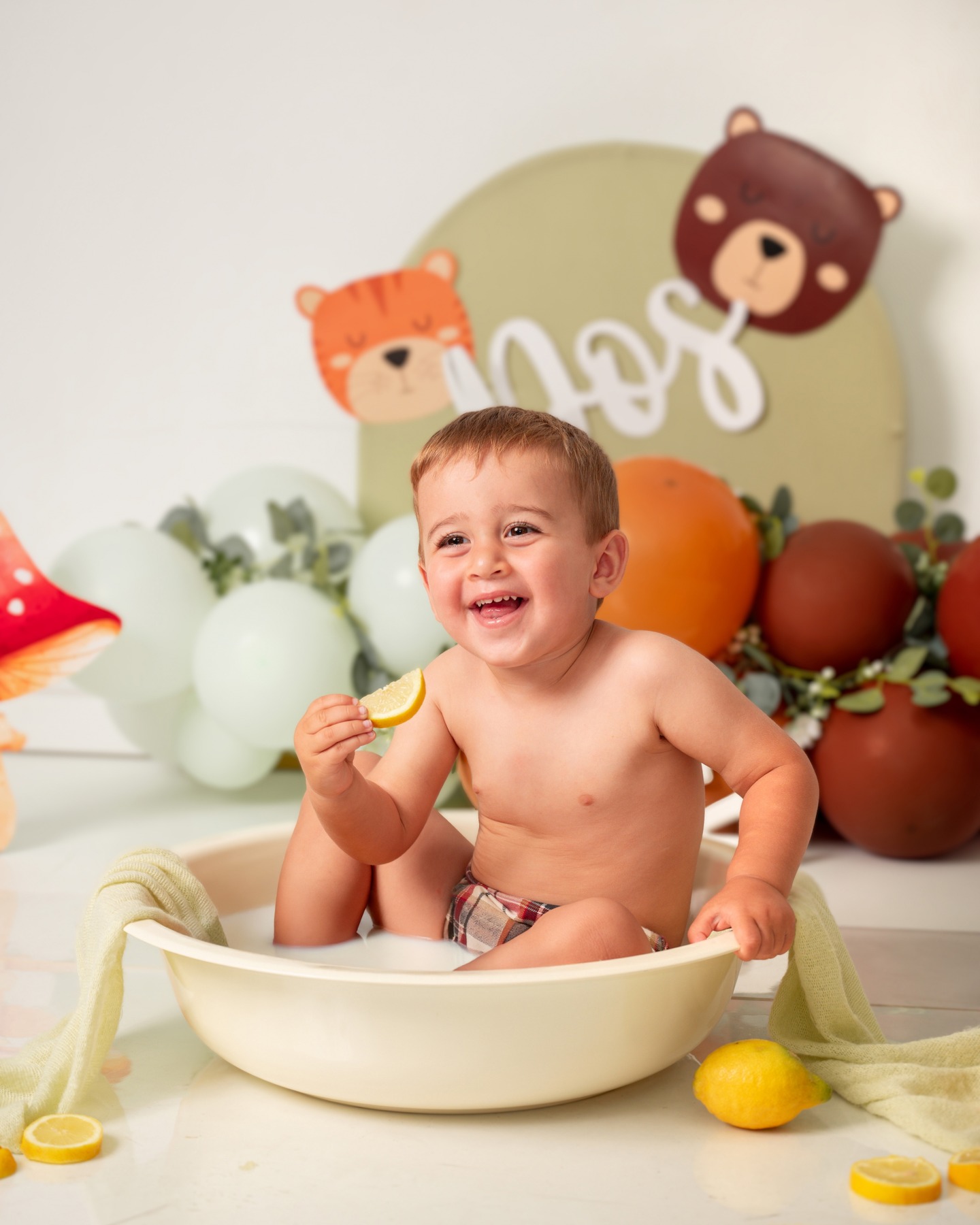 Enzo cumple 2 Añitos!!
Un año más creando los recuerdos de su cumple y lo que me gusta verlo crecer !
Atención a las mamis; recordar que hay que reservar con bastante margen para las smash puesto que tenemos las citas justas para agosto y septiembre, los pedidos grandes tardan entorno a 15 dias en llegarnos por lo que hay que hacerlas con suficiente planificación para que podáis tener los detalles del pack para el día del cumple!
Quieres saber más? entra en la web:
WWW.MELANYMFOTOGRAFIA.COM
.
.
.
.
.#smash #smashcake #smashthecake #sesionfotografica #fotografiainfantil #milkbath #milkbathphotography #milkbathbaby #photoftheday #photo #nikon_photography_ #nikon_photography #fotografiasmash #fotografiaprimerañito #primeraño #melanymfotografia