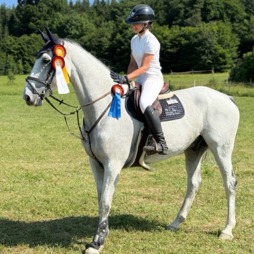 Herzlichen Glückwunsch an Marialena Taglieber, die wieder einige Erfolge feiern konnte:
Ingolstadt-Winden:
Dressurprüfung Kl. E 3. Platz🥉
Dressurprüfung Kl. E 5. Platz🏅
Illertissen:
A* Springen 7. Platz🏅
L Springen 1. Platz🥇
Weißenhorn:
Schwabencup Quali 2.Platz🥈
Heidenheim:
A** Springen 1. Platz🥇
L Springen 1. Platz🥇
L Springen 3. Platz🥉
M* Springen 4. Platz🏅
Wir gratulieren ganz herzlich 🎉🥳🍾🎊🎈🪩
@marialenchenxprv