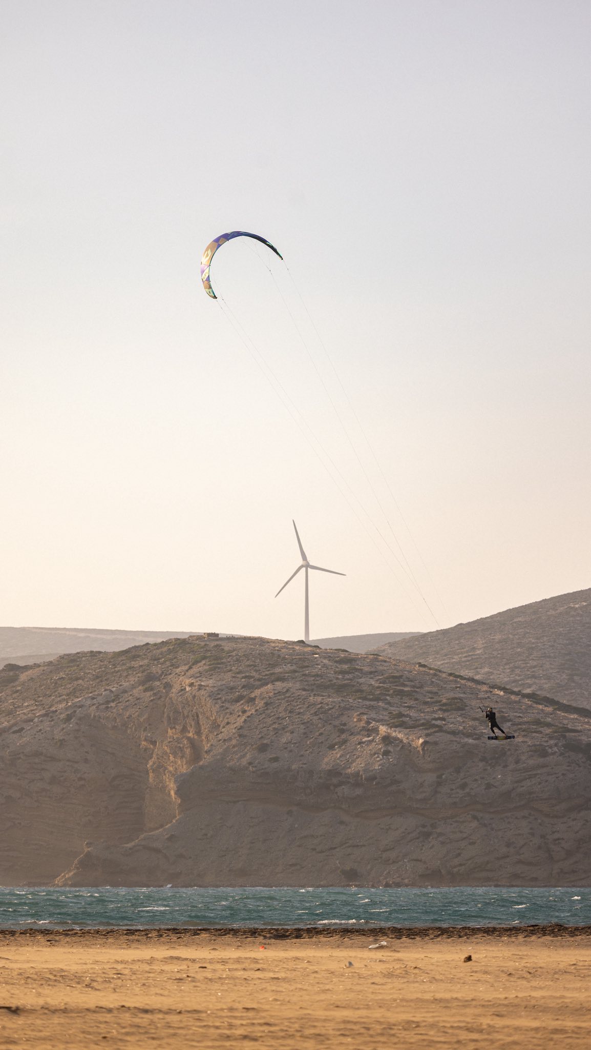 Meet our spot at golden hour 🌅
Caught in the moment by @odgorpofalevisuals 🎥
#prasonisi #kiteprasonisi #kitesurfing #duotone #duotonepoland #surflife #wavecatchers #goodvibesonly #surfcrew #learnsurfing #surfspot #greecewaves #surfcourse #beachdays #surfingfun