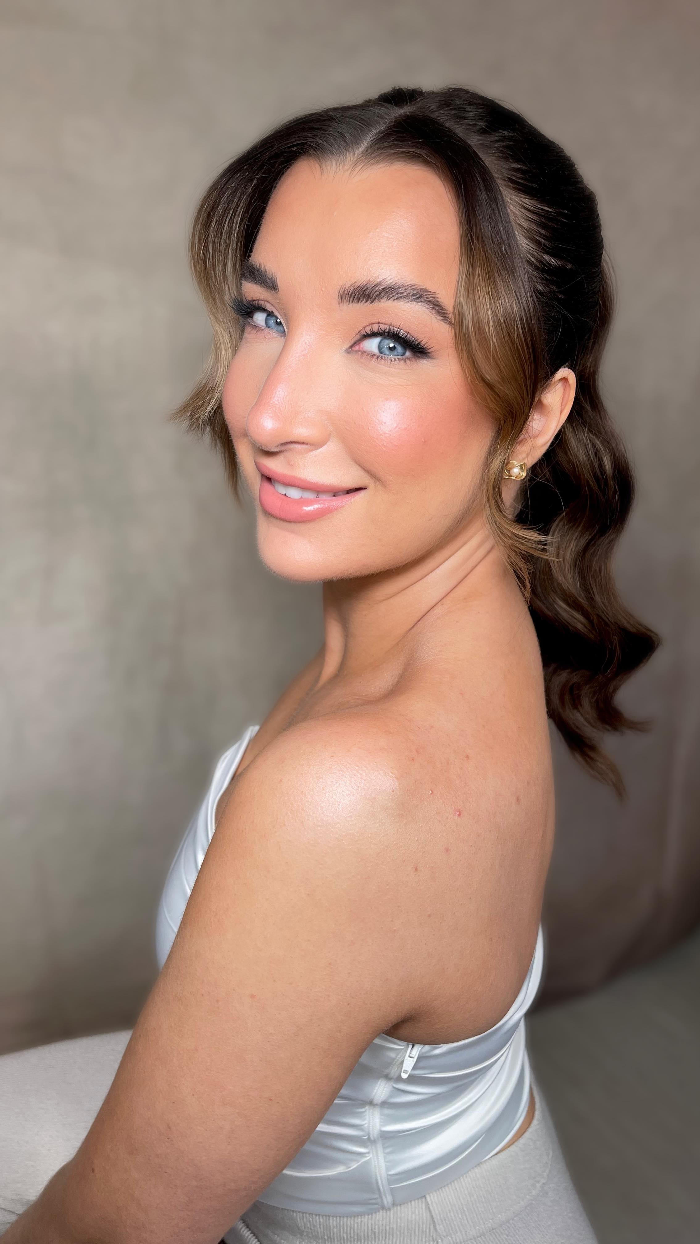 ✨ Why your makeup might not look exactly like the photo…
Because the photo isn’t telling the full story 👀
Your inspo might be:
📸 Lit in a studio
🎛 Heavily filtered
👁 On a different eye or face shape
🎨 On a totally different skin tone
That’s why I never copy-paste.
I adapt and customise each look to YOU — so it feels effortless, enhances your features, and lasts all day.
It’s the difference between makeup that looks good in a photo…
and makeup that looks unforgettable in real life 💫
If you like this look make sure to save it so we can recreate version that will suit you 🌷
💌 DM me or email to book a discovery call — let’s talk about the look that’s right for you.
Thank you @makeupbyzk for being my model 💖