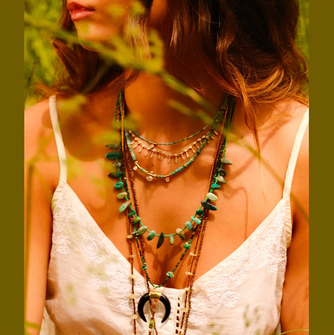 ✨SOUL OF NATURE
Un souffle de nature, une énergie sauvage.
Empreints de pierres brutes, de symboles protecteurs et de lumière dorée, ces talismans se portent comme une seconde peau.
Chacun raconte une histoire de liberté, d’âme et d’instinct.
•
•
A breath of nature, a wild energy.
Worn like a second skin, each talisman carries a story of soul and freedom.
•
•
•
@lomartinwilder
@victoria.rbtt
@yasminsanse
•
•
#bijoux #bijouxfemme #stylebohème #boho #bohoaddict #turquoise #hippiechic #faitmains #goldjewelry #earcandy #fashiondetails #modefemme #accessoires #bohochic #slowfashion #schadejewellery #handmadejewelry #paris #montmartreparis