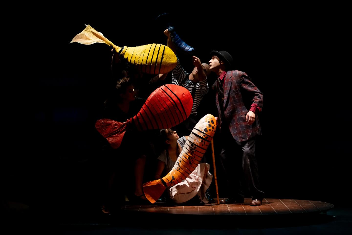 Este viernes 18 de julio a las 19:00 hrs, Los Peces No Vuelan llega al Teatro Universidad de Concepción como parte del ciclo Teatro en el Teatro. @corcudec
Una obra que habla de la pérdida y los sueños, con poesía visual, humor y emoción.
Si aún no la has visto, esta es tu oportunidad.
Y si ya la viviste… sabes que vale la pena repetirla.
🎭 ¡Nos vemos Conce!
📍 Teatro Universidad de Concepción
🎟 Entradas disponibles en Ticketplus
📸 @nic.calderon
#LosPecesNoVuelan #LaMonaIlustre #TeatroUdeC #TeatroEnElTeatro #CulturaEnConcepción #VamosAlTeatro #TeatroChileno