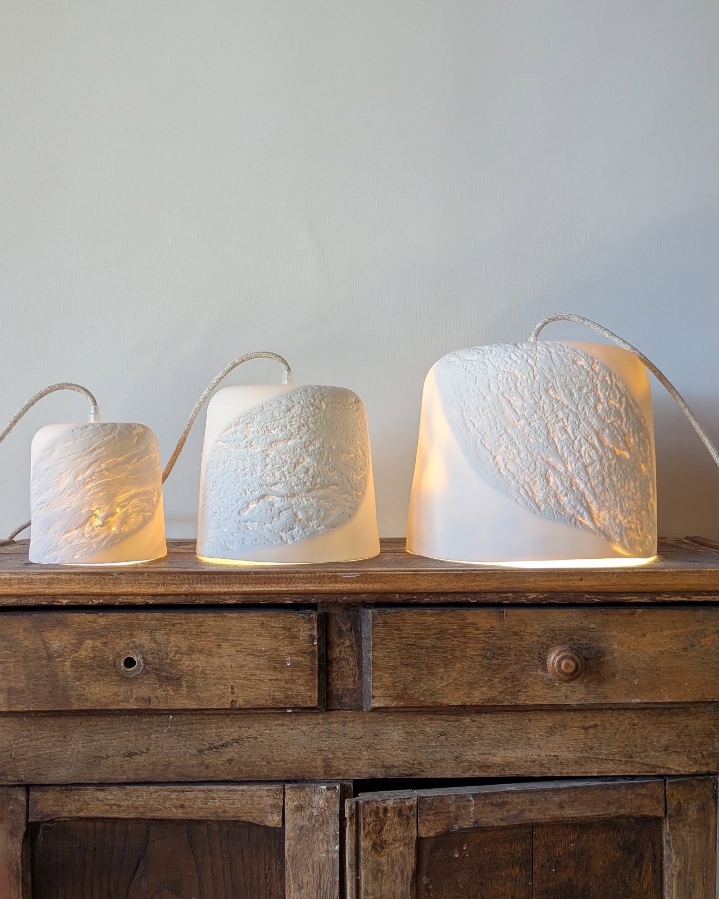 Suspensions ÉCORCE
-
Porcelaine
Les 3 formats côte à côte, Small Medium et Large
S H13cm D13cm
M H17cm D19cm
L H21 cm D26cm
A découvrir lors de mes événements 2025
Le prochain
> @marche_de_potiers_lauzerte