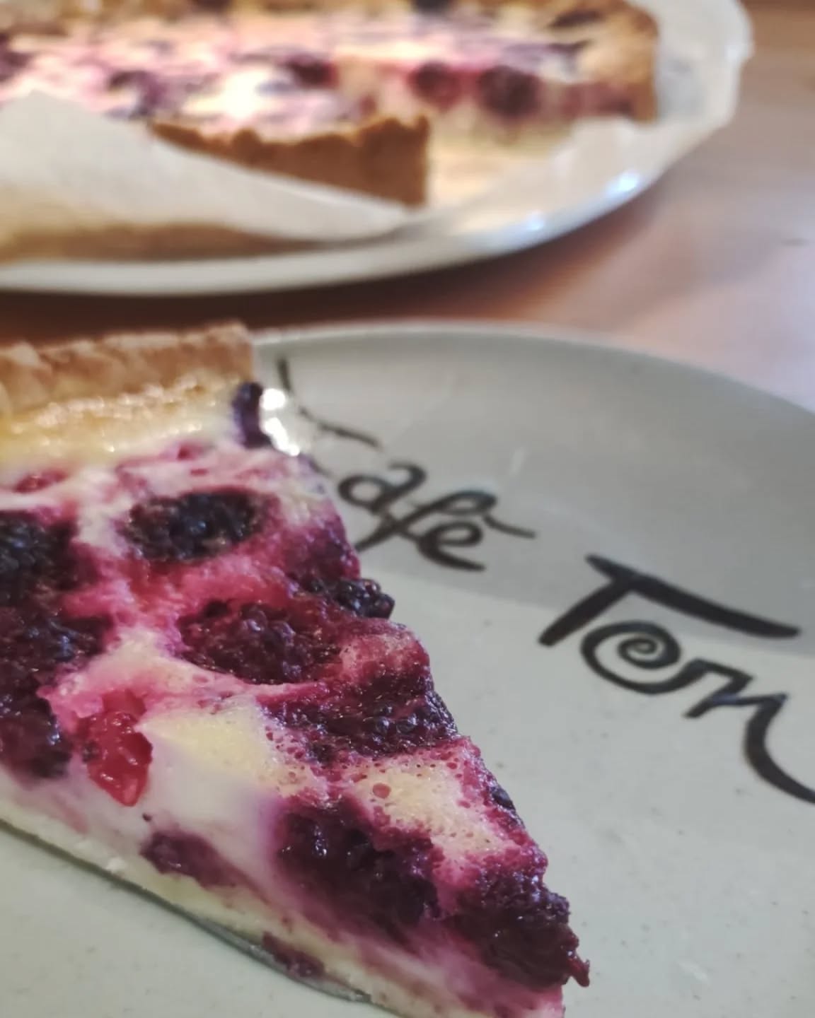 🫐 Obst-Tarte
❤️ Bei uns im café Ton gibt es jedes Wochenende ein wechselndes Angebot hausgebackener Kuchen und besten Barista-Kaffee!
☕ Die Öffnungszeiten & Veranstaltungen für den laufenden Monat findet Ihr
im Highlight "Aktuelles" hier auf Instagram und auf unserer website (link in der Bio).
Wir freuen uns auf euch! ❤️
#caféton #fabrikschleichach #keramikwerkstatt
#kaffeeliebe #kaffee #barista
#kuchenliebe #kuchen #käsekuchen #Cheesecake