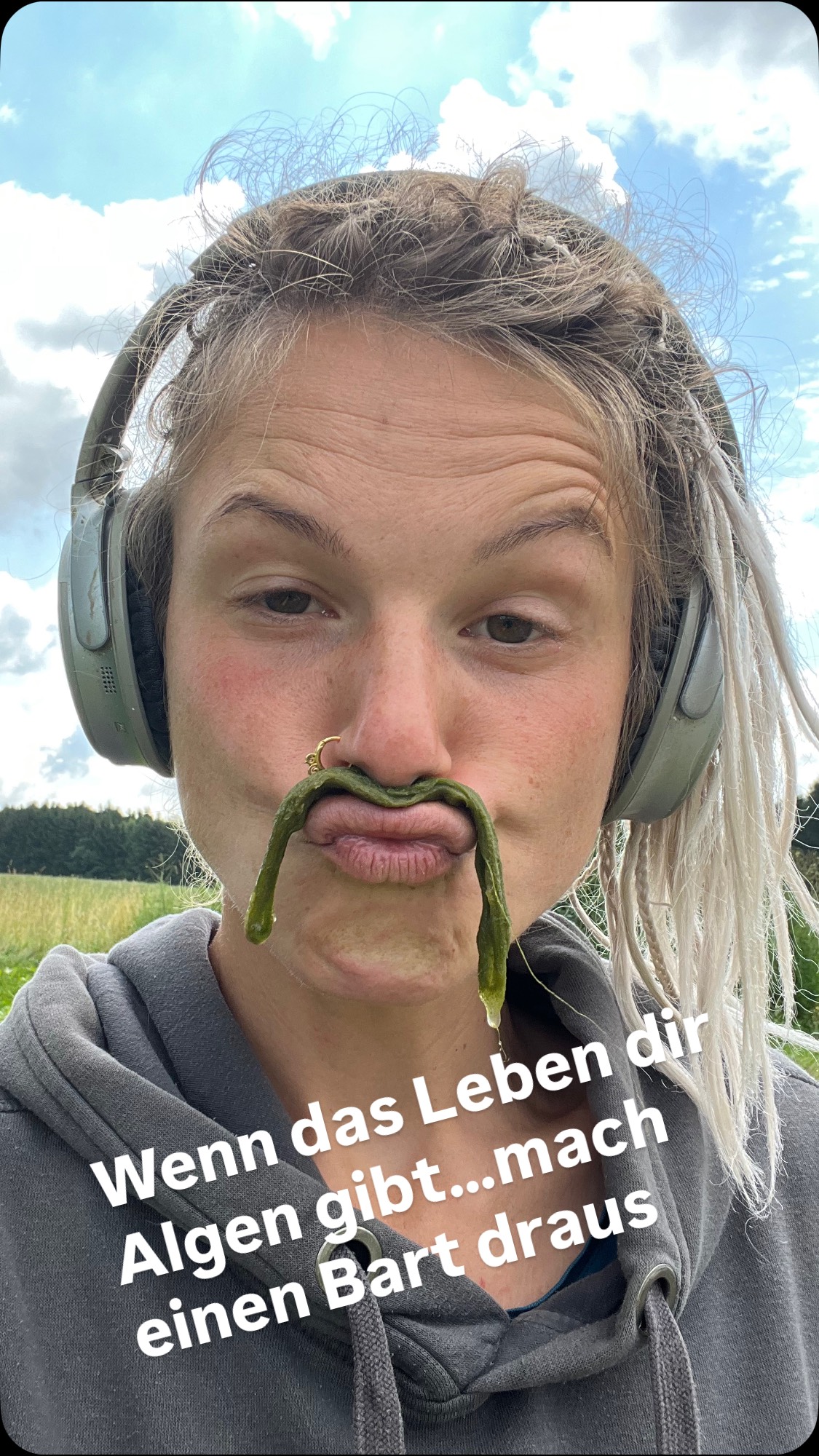 Das wir Bodenleben und Mulch und Wasser und alles das Ganze drum herum dahinter intensiv betreiben und befürworten ist ja kein Geheimnis mehr…. Aber wir bleiben da natürlich nicht stehen sondern entwickeln uns stetig weiter…
In dem Fall war es Chris seine Idee und nach kurzem drüber nachdenken fand ich sie ziemlich genial und simpel in der Umsetzung….
Also: kurz zu den Algen, Süßwasseralgen ernähren sich von den Nährstoffen im Wasser und gerade bei hohen Temperaturen entwickeln sich diese rasend schnell und so ein Teich ist in Null-Komma -Nix voll damit. Das wollen wir nicht, auch wenn die in kleinen Mengen toll sind weil sie das Wasser mit Sauerstoff anreichern.
Also raus damit und ab ins Gewächshaus…. Und jetzt kommt’s…
Durch die Struktur der Algen halten die den Boden super feucht….und das sehr sehr lange.
Alleine durch ihr Eigengewicht hat da Beikraut so überhaupt keine Chance durchzukommen und auch im Frischen Zustand wird es nicht warm wie zB bei Rasenschnitt.
Algen sind voll mit Nährstoffen, also haben eine Düngewirkung die sich sehen lässt.
Gerade der Anteil an Kalium ist da sehr hoch, das fördert die Blütenbildung ungemein, was zB. gerade Gurken und Tomaten sehr zu schätzen wissen.
Durch die kühle Feuchte und die Mikroben in den Algen wird das Bodenleben massiv gefördert und sorgt auch langfristig für einen gesunden Boden.
Also ganz einfach gesagt: Grabt eine Teich, züchtet Algen und stopft sie ins Gewächshaus 😂😂😂
Aber wie gesagt, das ist die Theorie, wie gut es tatsächlich funktioniert sag ich euch dann am Ende der Saison
#permakultur #alge #gemüse #tomate #gurke #teich #wasserretention #gewässerschutz #sauerstoffsättigung #kalium #diy #tryanderror #newway #ausprobieren #ressourcen #wasserschutz #klimaschutz #kreislauf #passau #farmlife #vielfalt #bio #ideen #kreativ #smart #nährstoffe